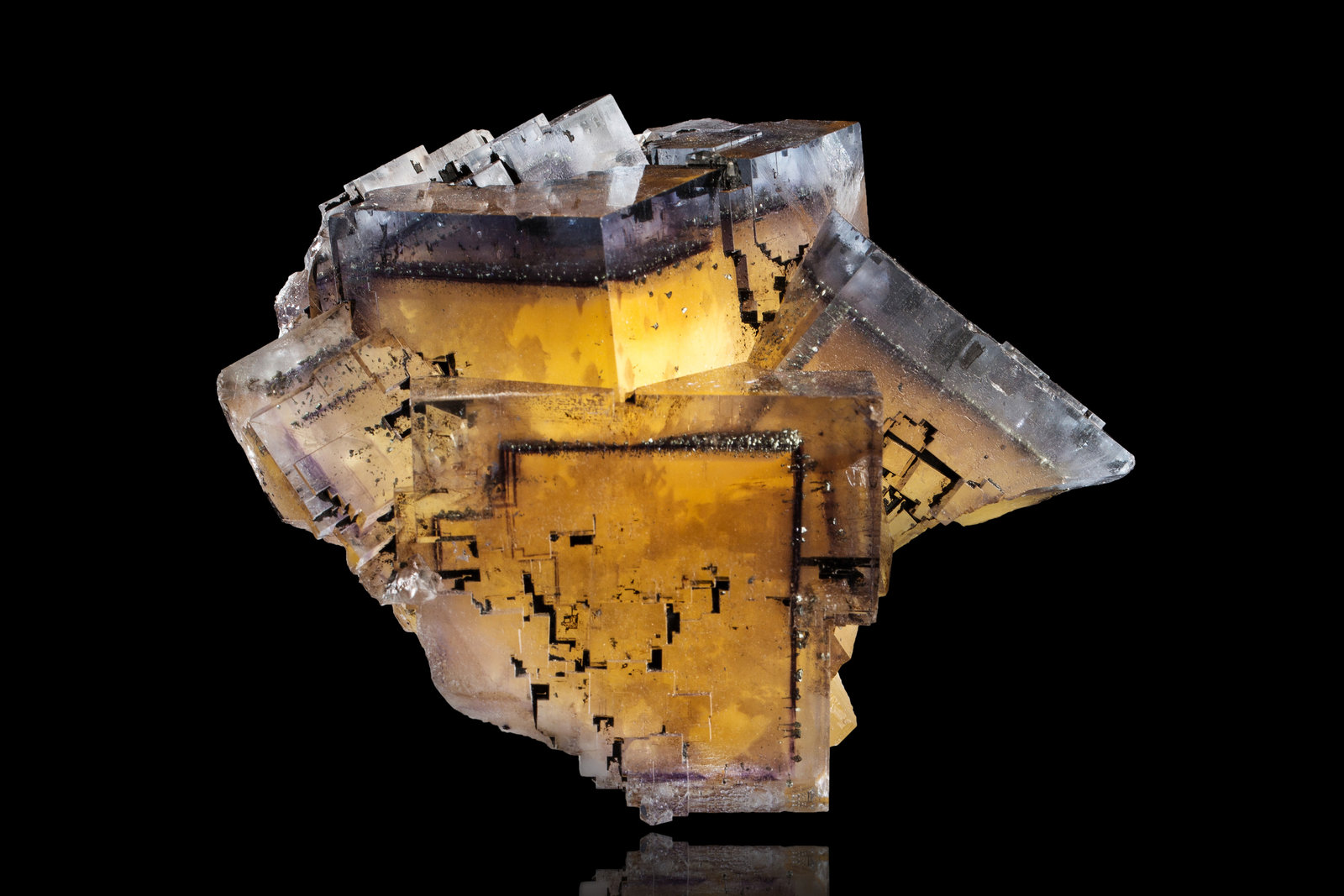 Fluorita con inclusiones de Calcopirita
9.5 x 11 x 6 cm / Cristal principal: 7.8 cm
(Autor: Museo MIM)
