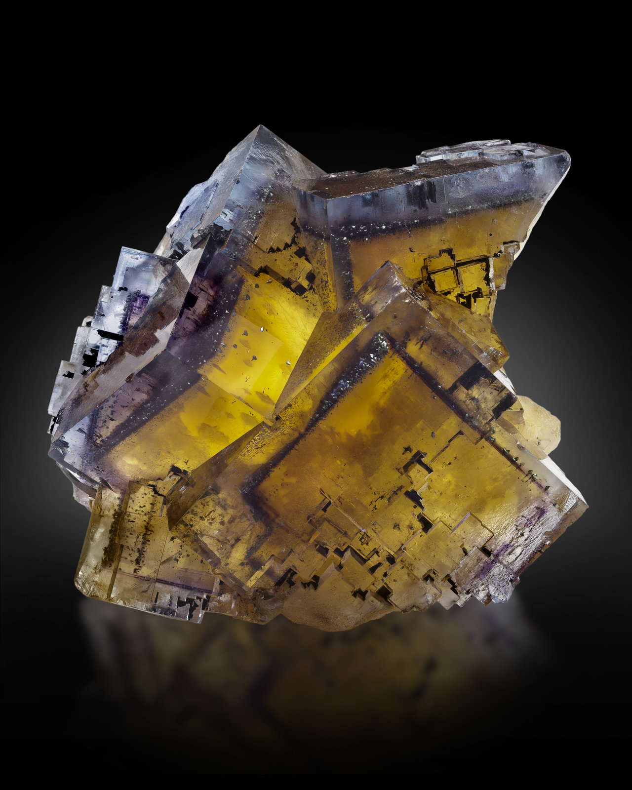 Fluorita con inclusiones de Calcopirita
9.5 x 11 x 6 cm / Cristal principal: 7.8 cm
(Autor: Museo MIM)
