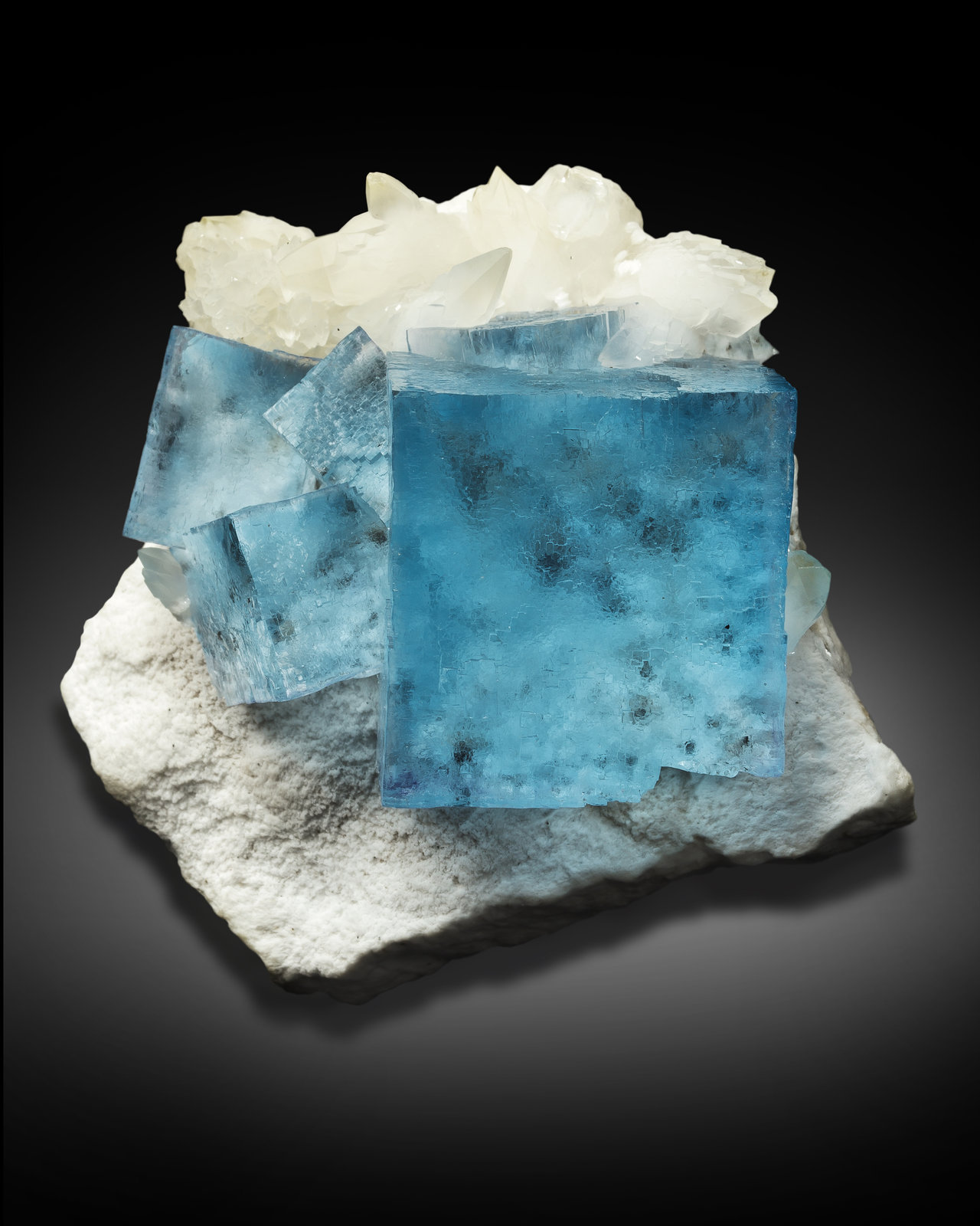 Fluorita, Barita, Calcita
6.5 x 6 x 4 cm / Cristal principal: 4.1 cm.
(Autor: Museo MIM)