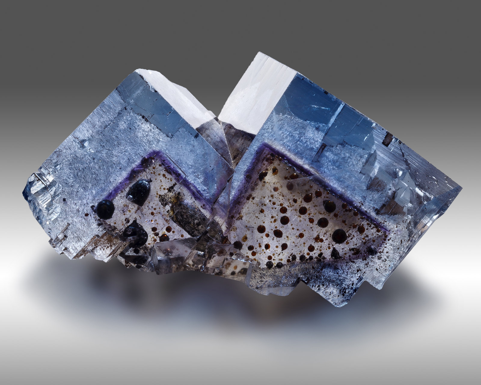 Fluorita
3 x 4.5 x 3 cm / Cristal principal: 3.2 cm
(Autor: Museo MIM)
