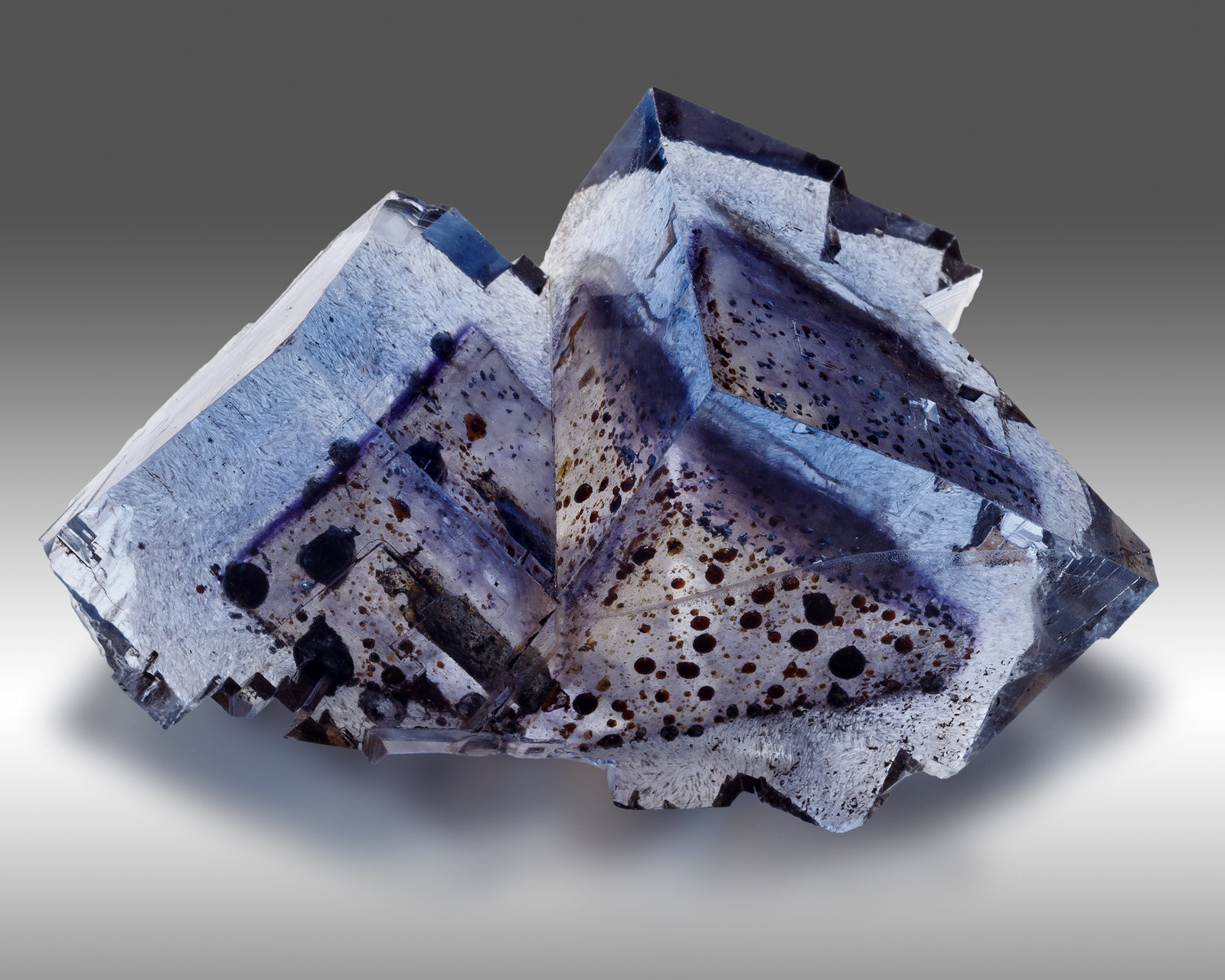 Fluorita
3 x 4.5 x 3 cm / Cristal principal: 3.2 cm
(Autor: Museo MIM)