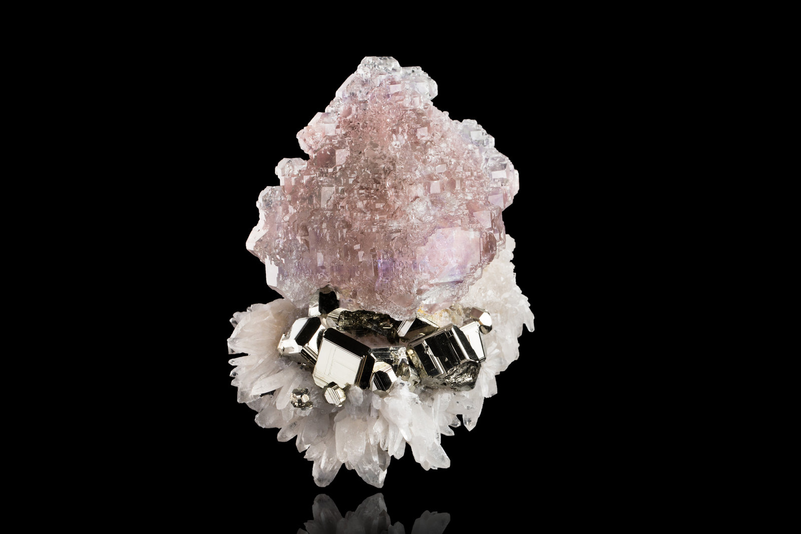 Fluorita en Cuarzo y Pirita
10 x 8.5 x 14.5 cm / Cristal principal: 9.5 cm
(Autor: Museo MIM)