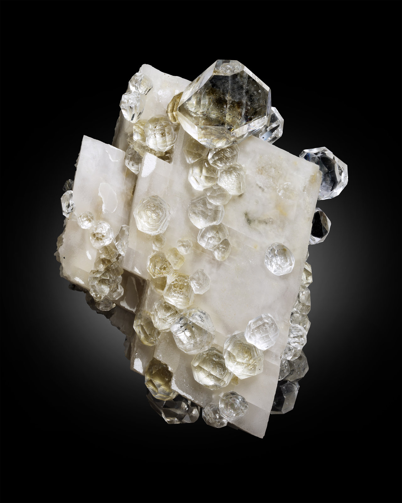 Fluorita en Calcita
14 x 11 x 16 cm / Cristal principal: 4 cm
(Autor: Museo MIM)