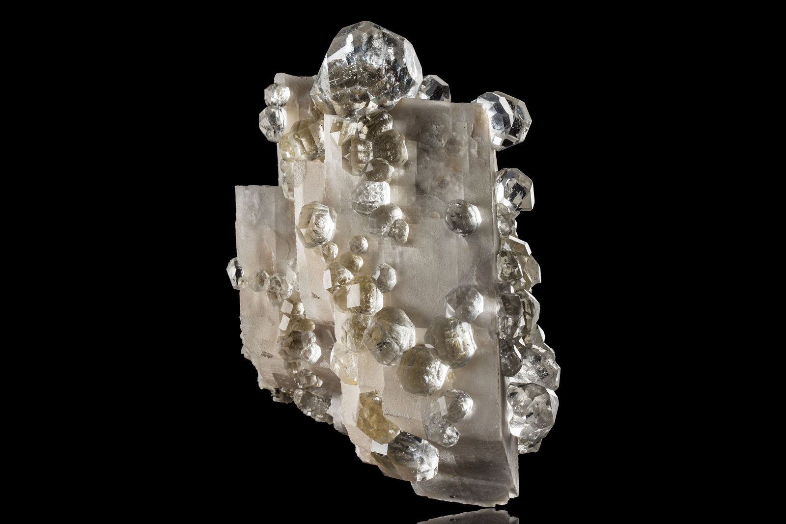 Fluorita en Calcita
14 x 11 x 16 cm / Cristal principal: 4 cm
(Autor: Museo MIM)