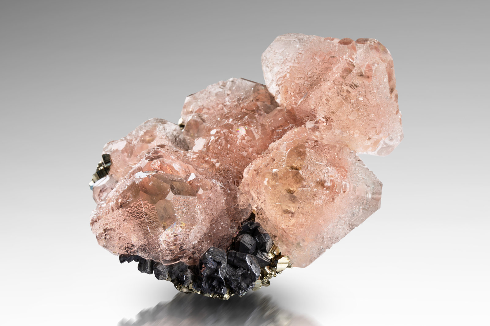 Fluorita sobre Pirita y Galena
7.5 x 9 x 4.5 cm / cristal principal: 4.2 cm
(Autor: Museo MIM)