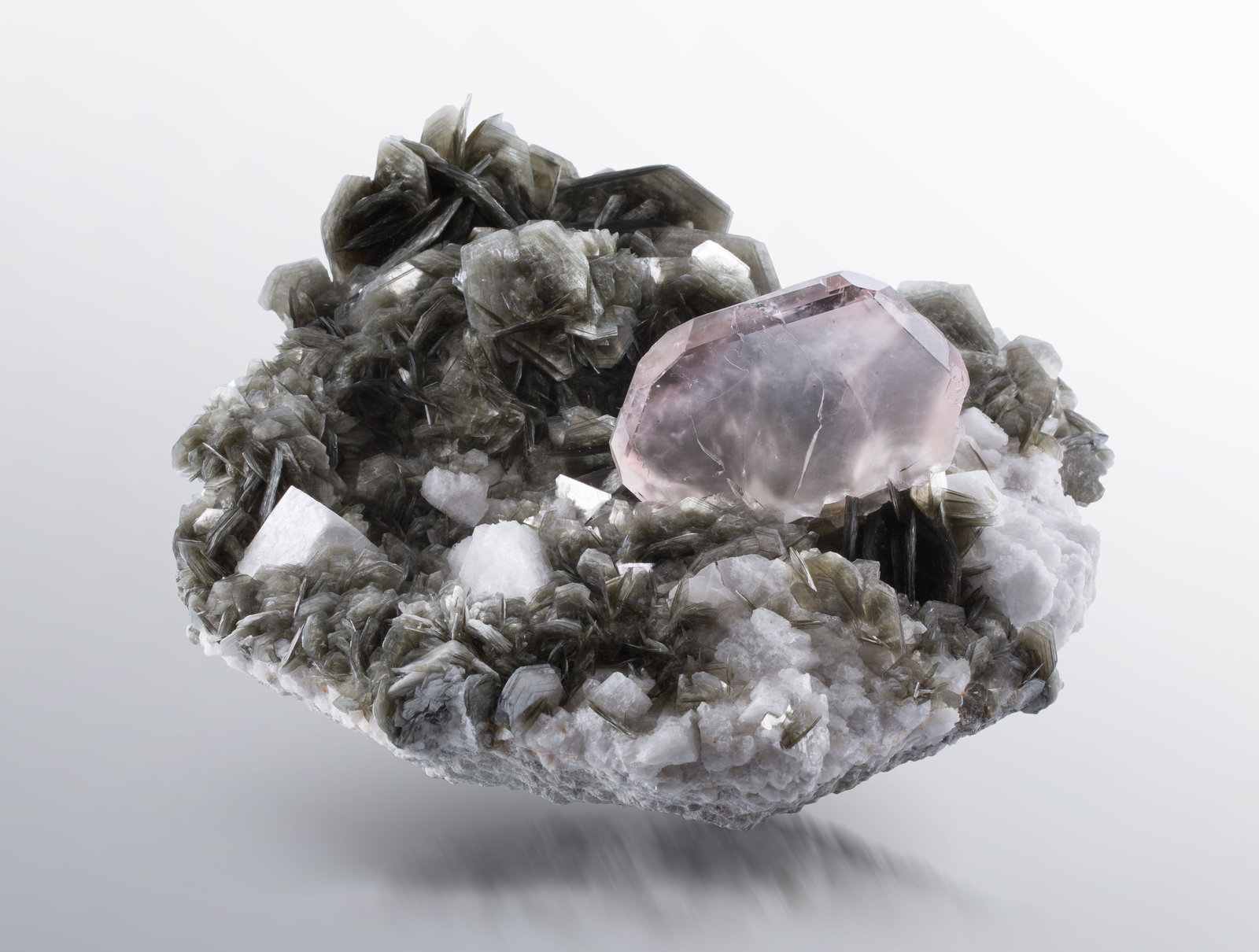 Fluorita en Mica con Ortoclasa
26 x 22 x 13.5 cm / cristal principal: 9 cm
(Autor: Museo MIM)