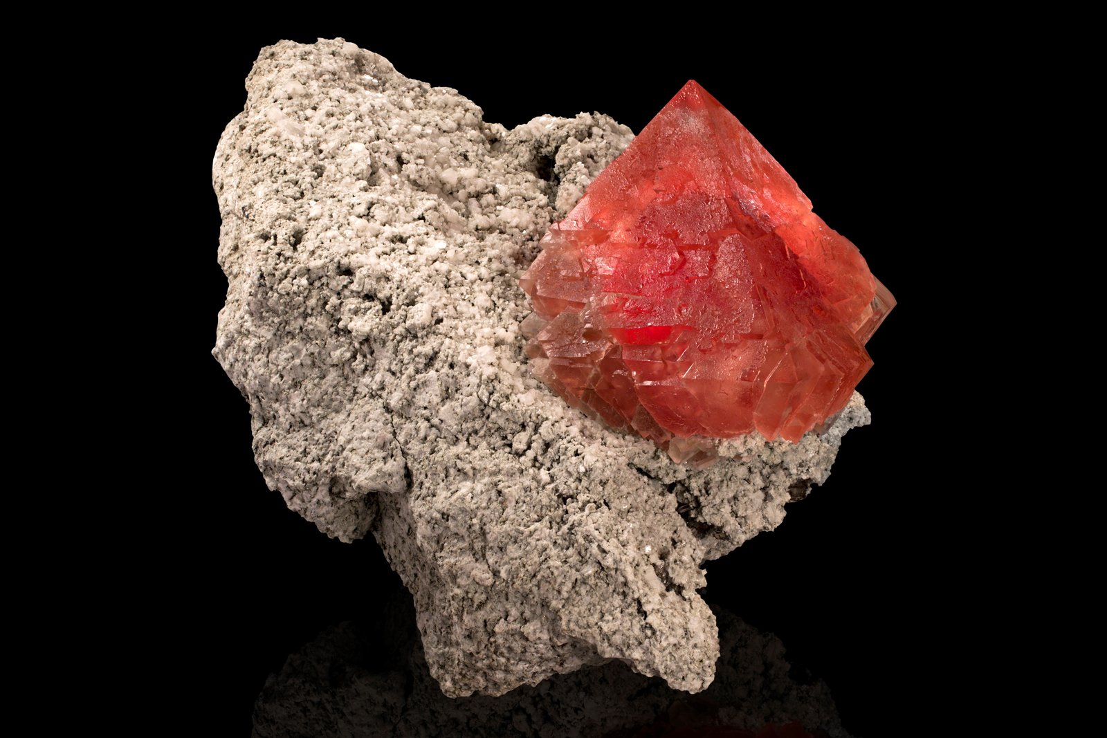 Fluorita
32 x 42 x 26 cm / cristal principal: 18.4 cm
(Autor: Museo MIM)