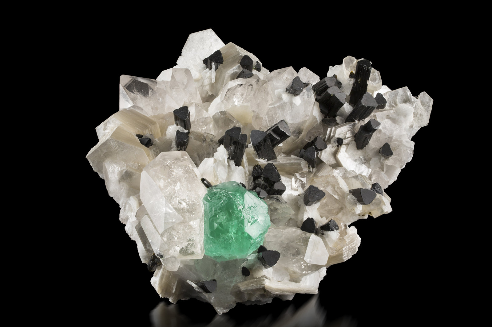 Fluorita con Cuarzo, Turmalina (Grupo) y Mica (Grupo)
23 x 23 x 8 cm / cristal principal: 5 cm
(Autor: Museo MIM)