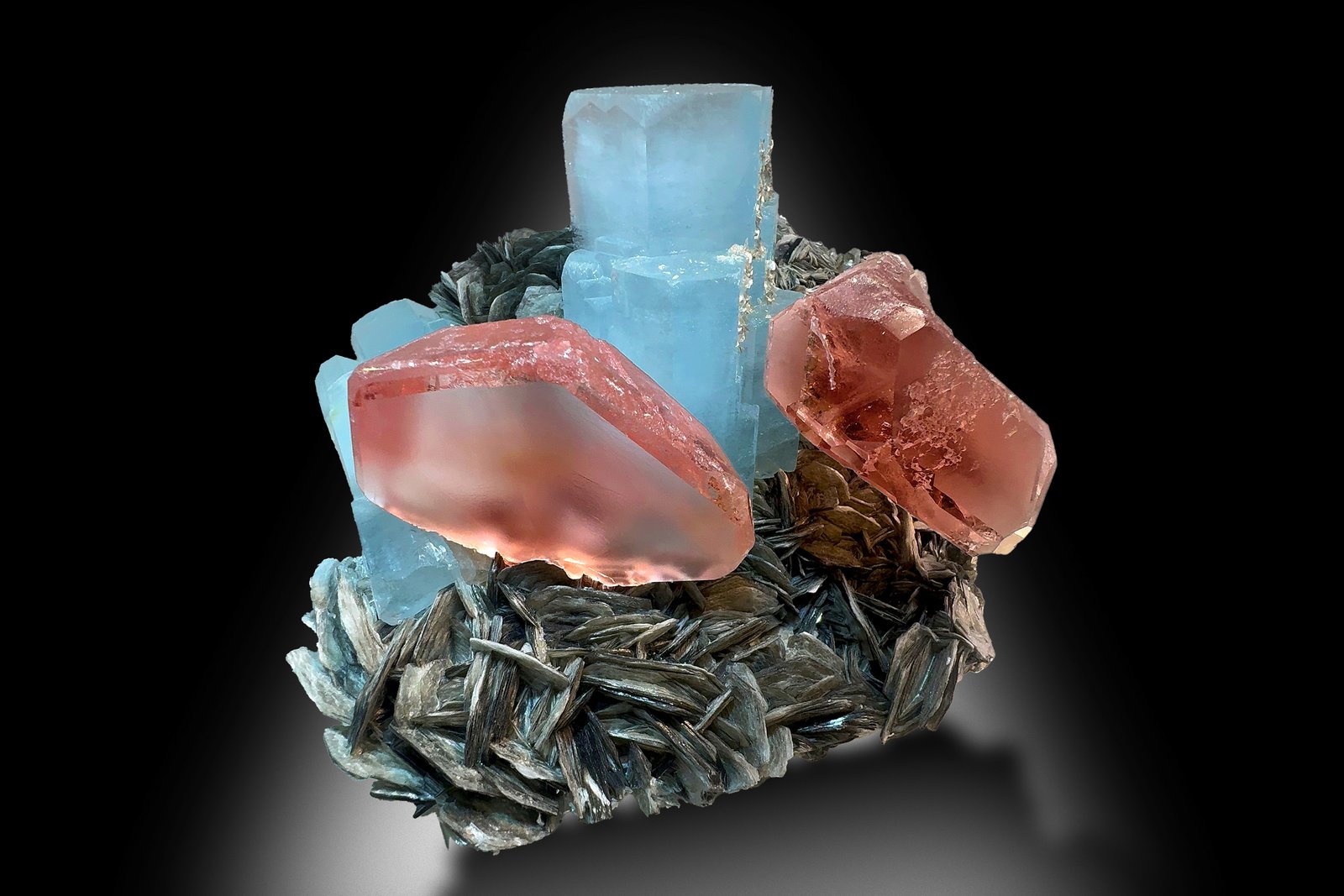 Fluorita con Berilo (varieda aguamarina) y Moscovita
18 x 15 x 12.5 cm / Cristal principal: 7.7 cm.
(Autor: Museo MIM)