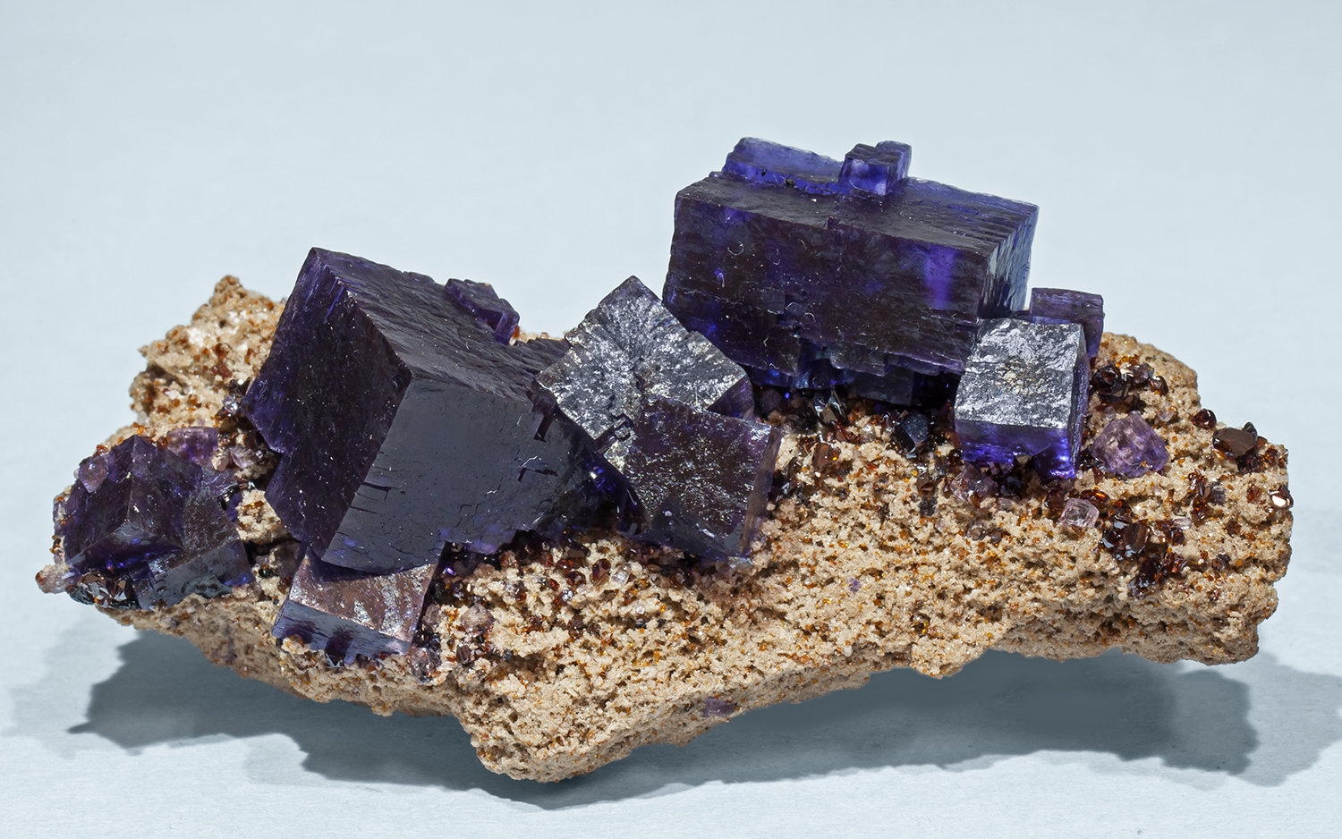Fluorita con Esfalerita y Calcita
6.8 × 2.7 × 2.4 cm / cristal principal: 1.8 × 1.2 cm
(Autor: Jordi Fabre)