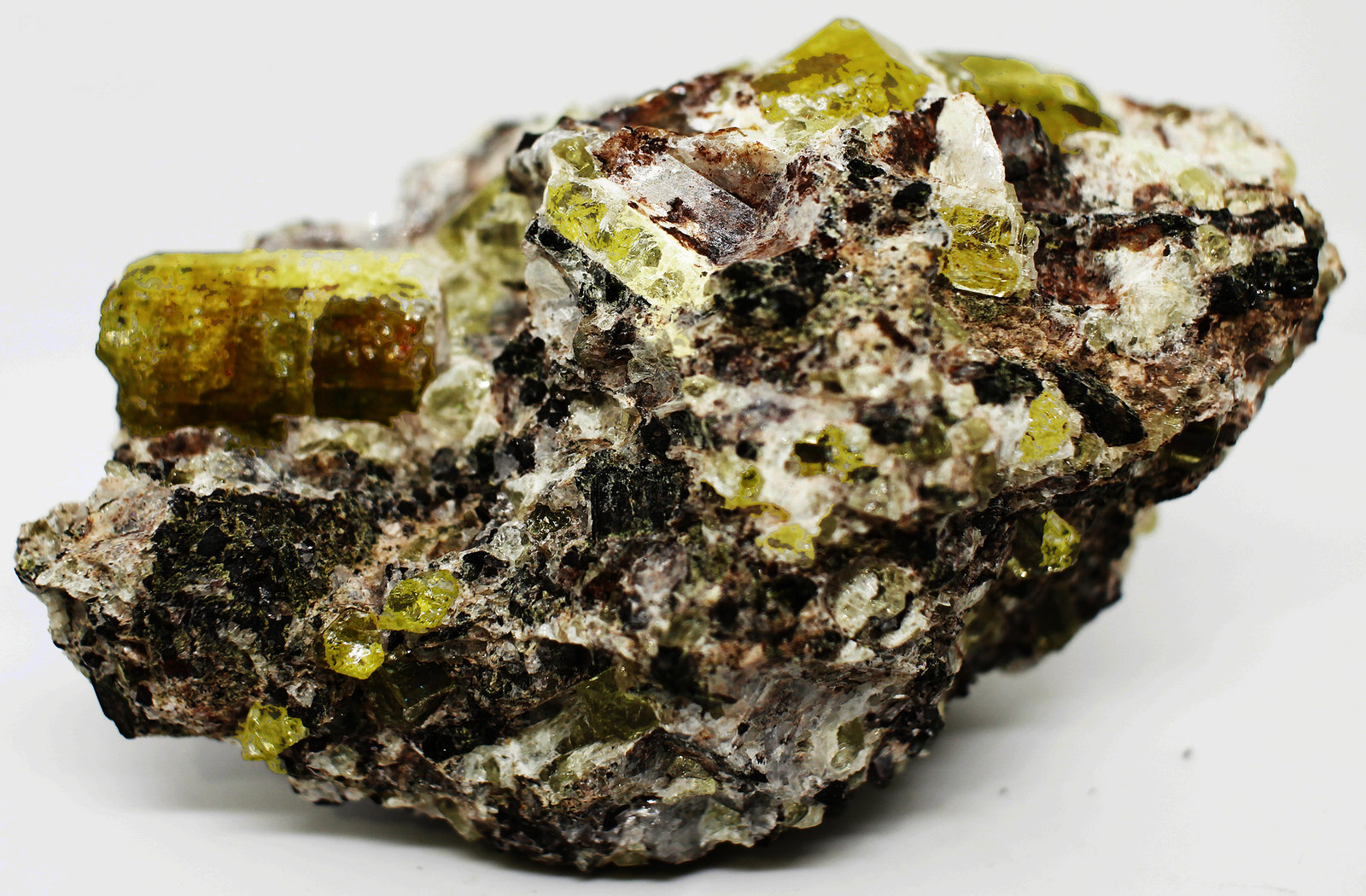 Fluorapatito y Augita
9x6x5 cm
(Autor: Luis Edmundo Sánchez Roja)