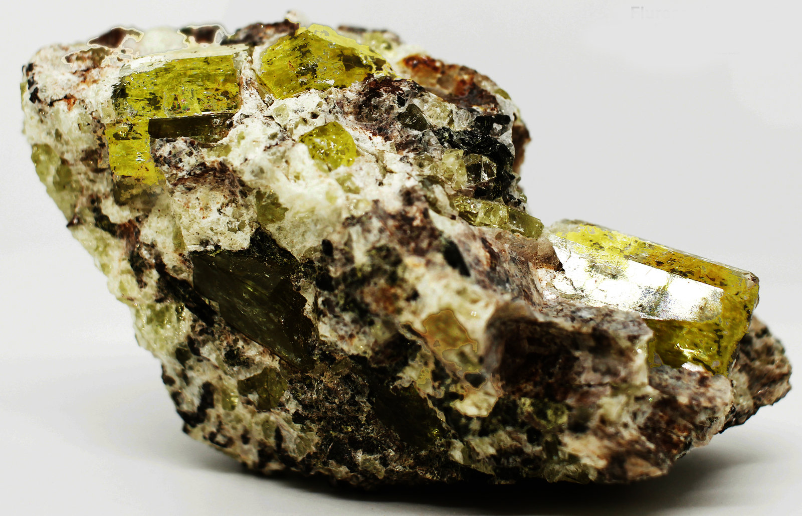 Fluorapatito y Augita
9x6x5 cm
(Autor: Luis Edmundo Sánchez Roja)