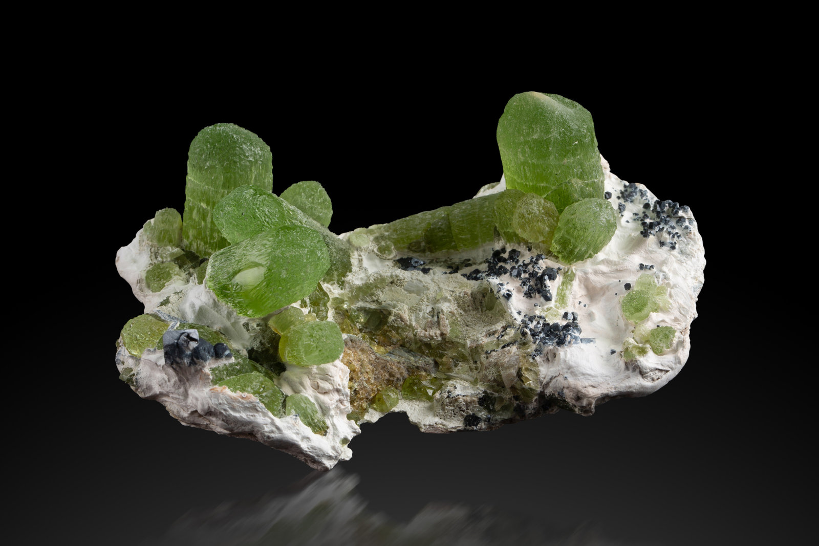 Forsterita (variedad peridoto)
9 x 6 x 4.5 cm / cristal principal: 2.8 cm
(Autor: Museo MIM)