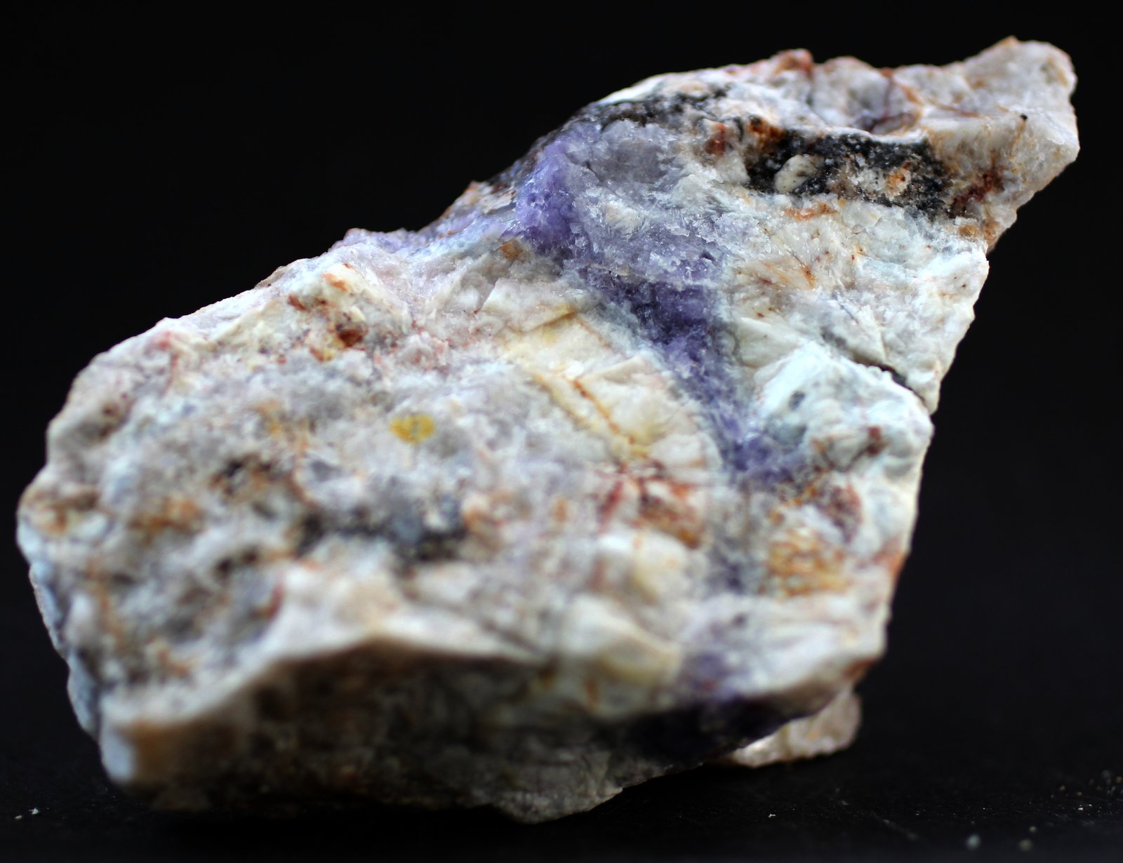 Fluorapatito y cuarzo (variedad calcedonia)
96 x 50 x 22 mm.
(Autor: José Luis Zamora)
