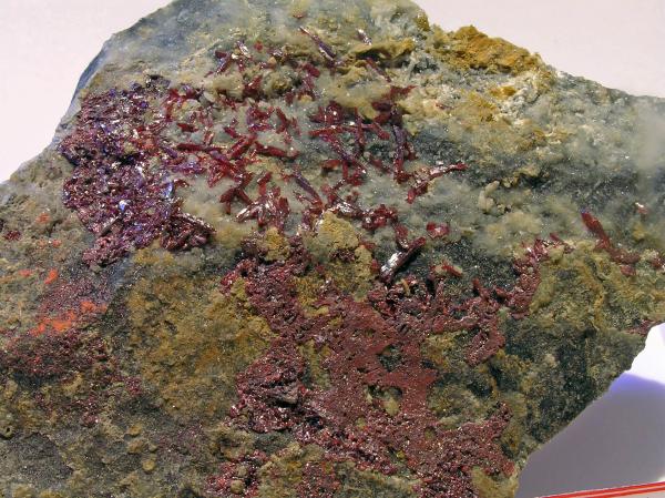 Cinabrio sobre Cuarzo con Dolomita y Mercurio
Tamaño de la pieza: 12x8x2 cm. Tamaño cristal: hasta 9x2 mm.
(Autor: Nacho)