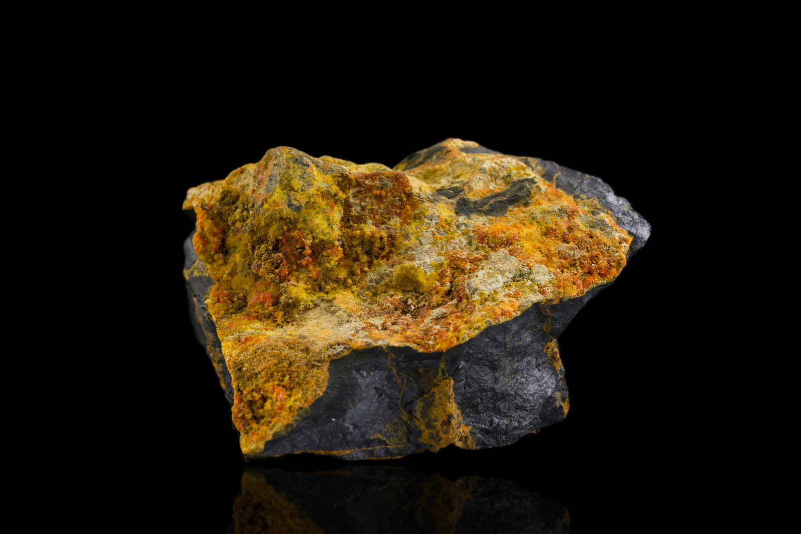 Fourmarierita sobre Uraninita
8 x 6 x 5 cm / cristal principal: 0.1 cm
(Autor: Museo MIM)