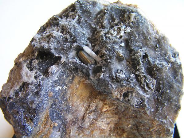 Freieslebenita con Pirargirita, Galena y Tetraedrita sobre Cuarzo y Baritina
Tamaño de la pieza: 8x8x4 cm, con cristales de Freieslebenita hasta 1 cm.
(Autor: Nacho)