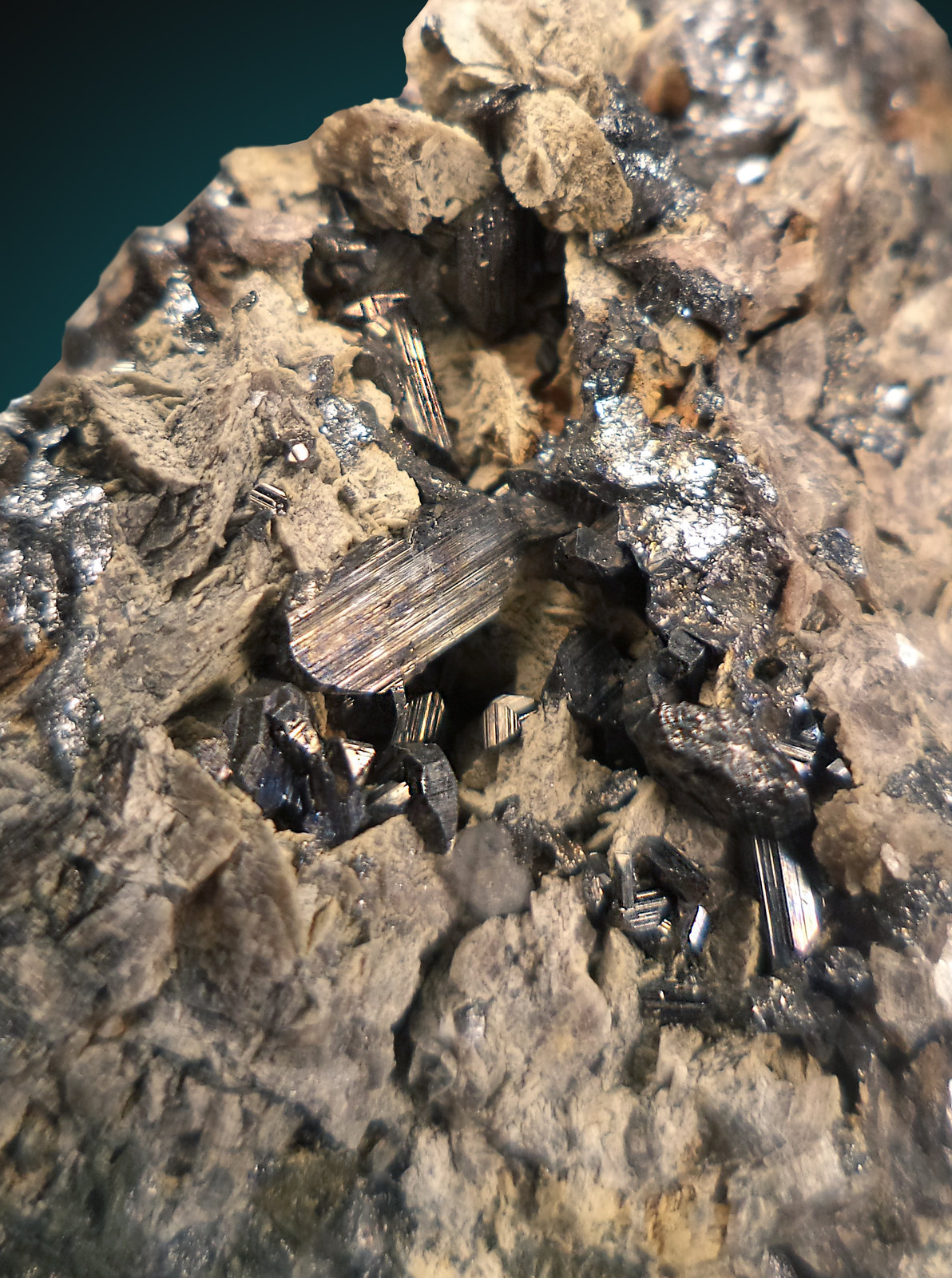 Freieslebenita, Siderita
6x4cm, cristales hasta 8mm
(Autor: Raul Vancouver)