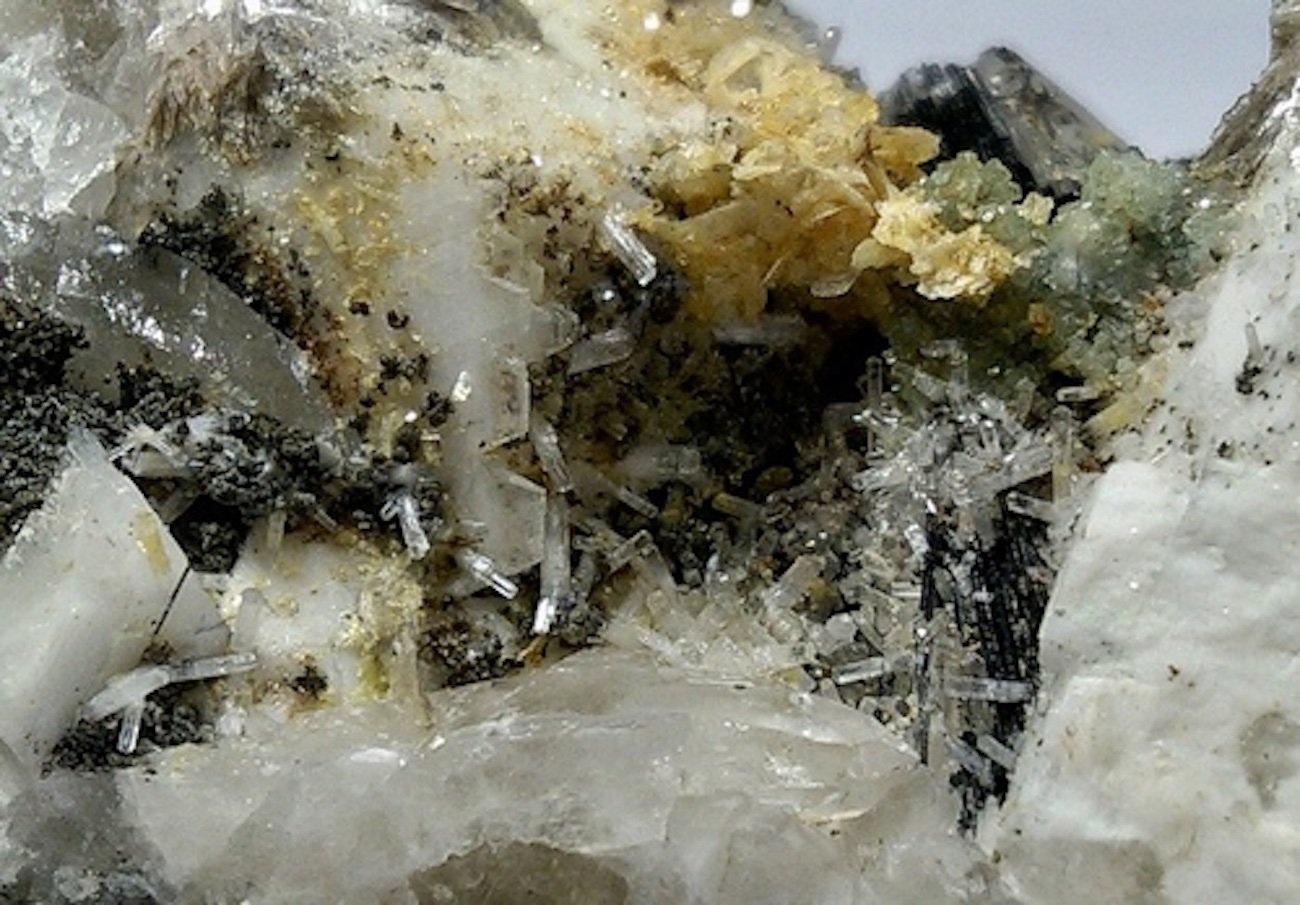 Milarita, Cuarzo, Turmalina (Grupo), Moscovita, Fluorapatito (verde), Albita
70x40x25mm
(Autor: Carlos G. Bargueño)