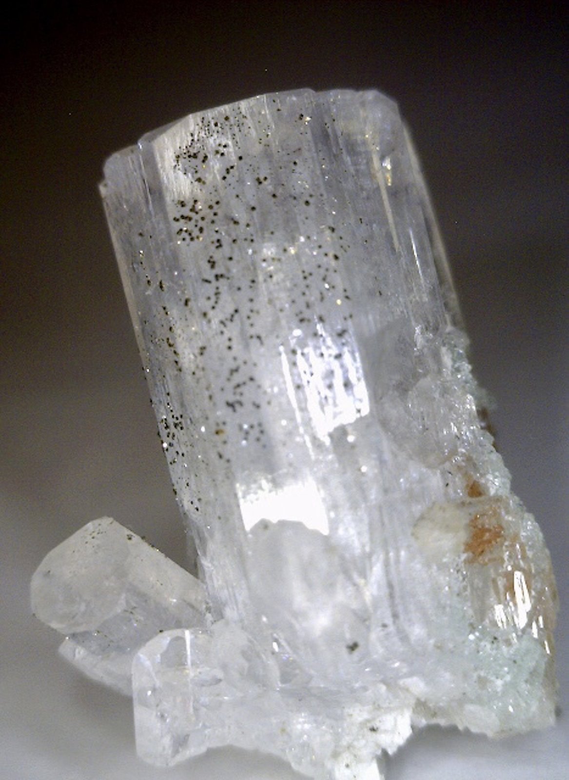 Milarita, Pirita, Ópalo.
10x5x5mm
(Autor: Carlos G. Bargueño)