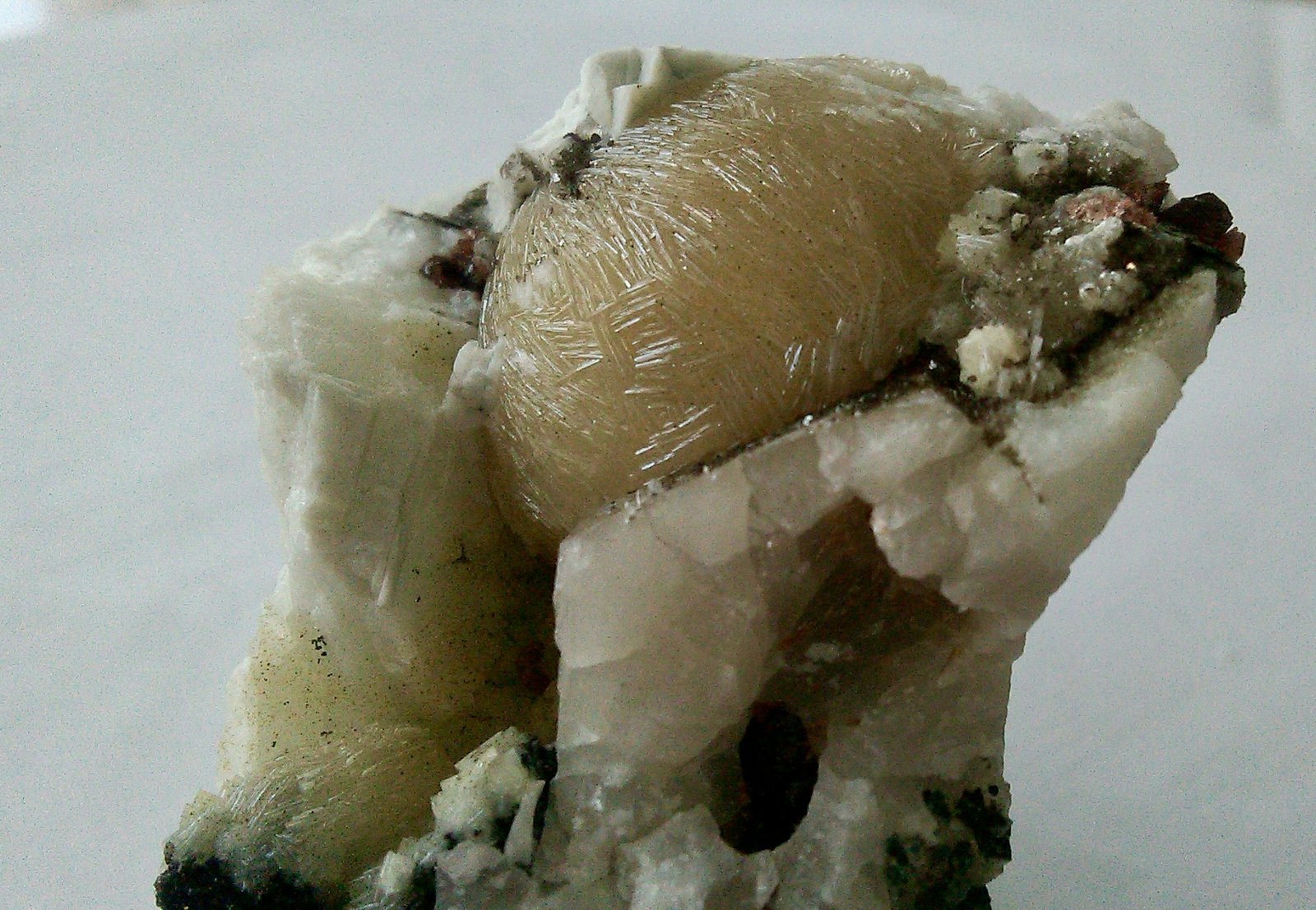 Bavenita sobre Microclina, Clinocloro, Granate (Grupo)
80x70 mm
(Autor: Carlos G. Bargueño)