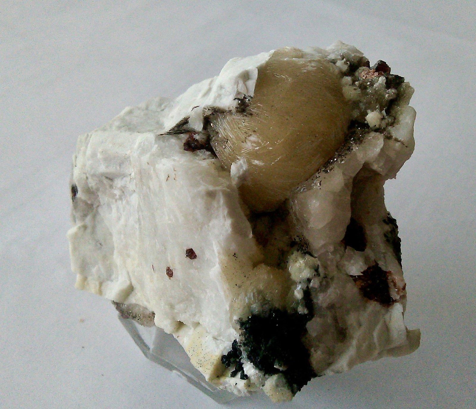 Bavenita sobre Microclina, Clinocloro, Granate (Grupo)
80x70mm
(Autor: Carlos G. Bargueño)