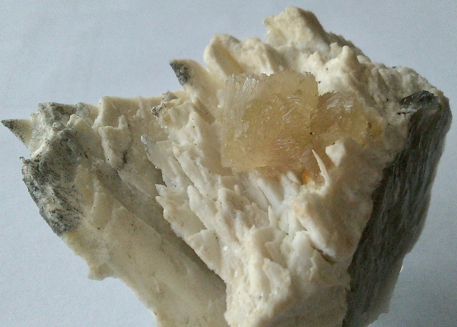 Bavenita, Microclina
Ejemplar 70x40 mm
(Autor: Carlos G. Bargueño)