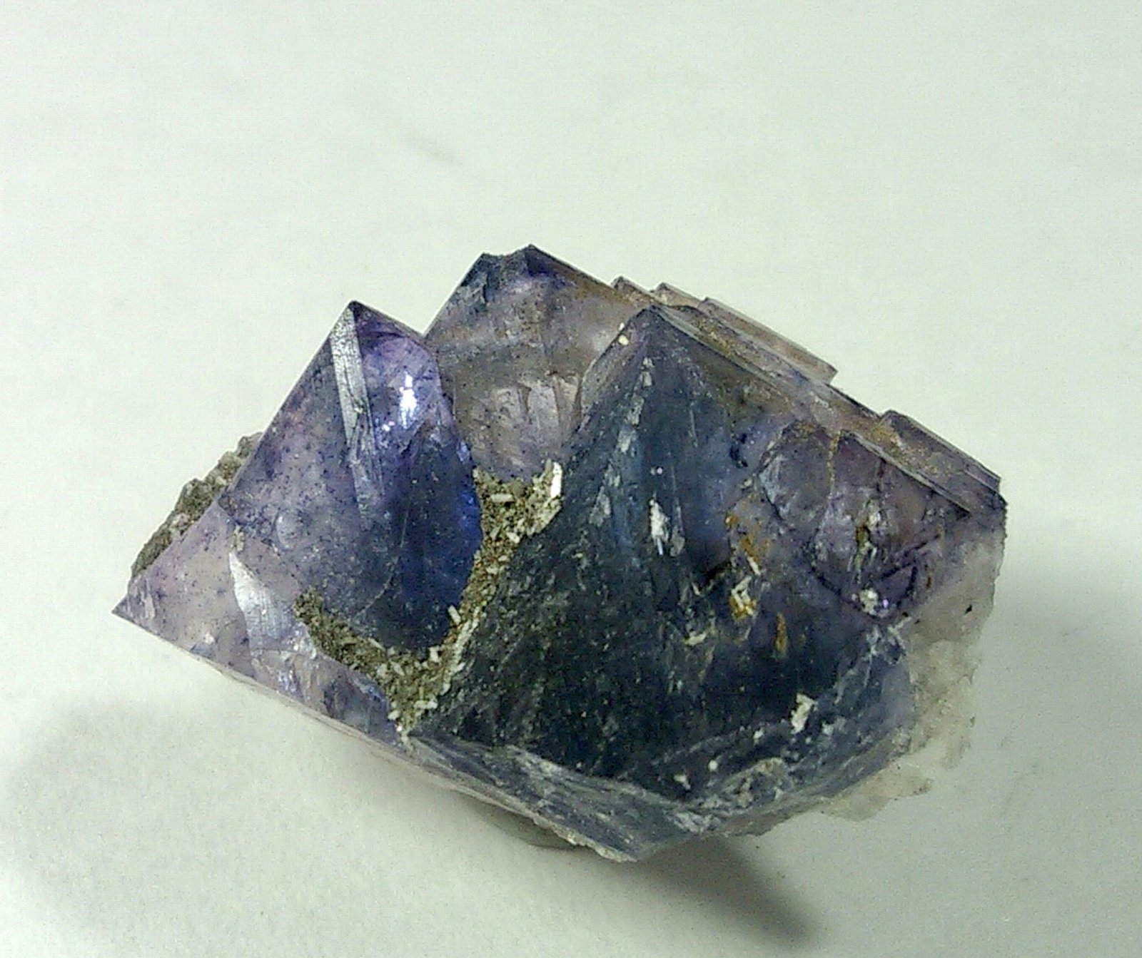 Fluorita, Laumontita.
20x17 mm
(Autor: Carlos G. Bargueño)
