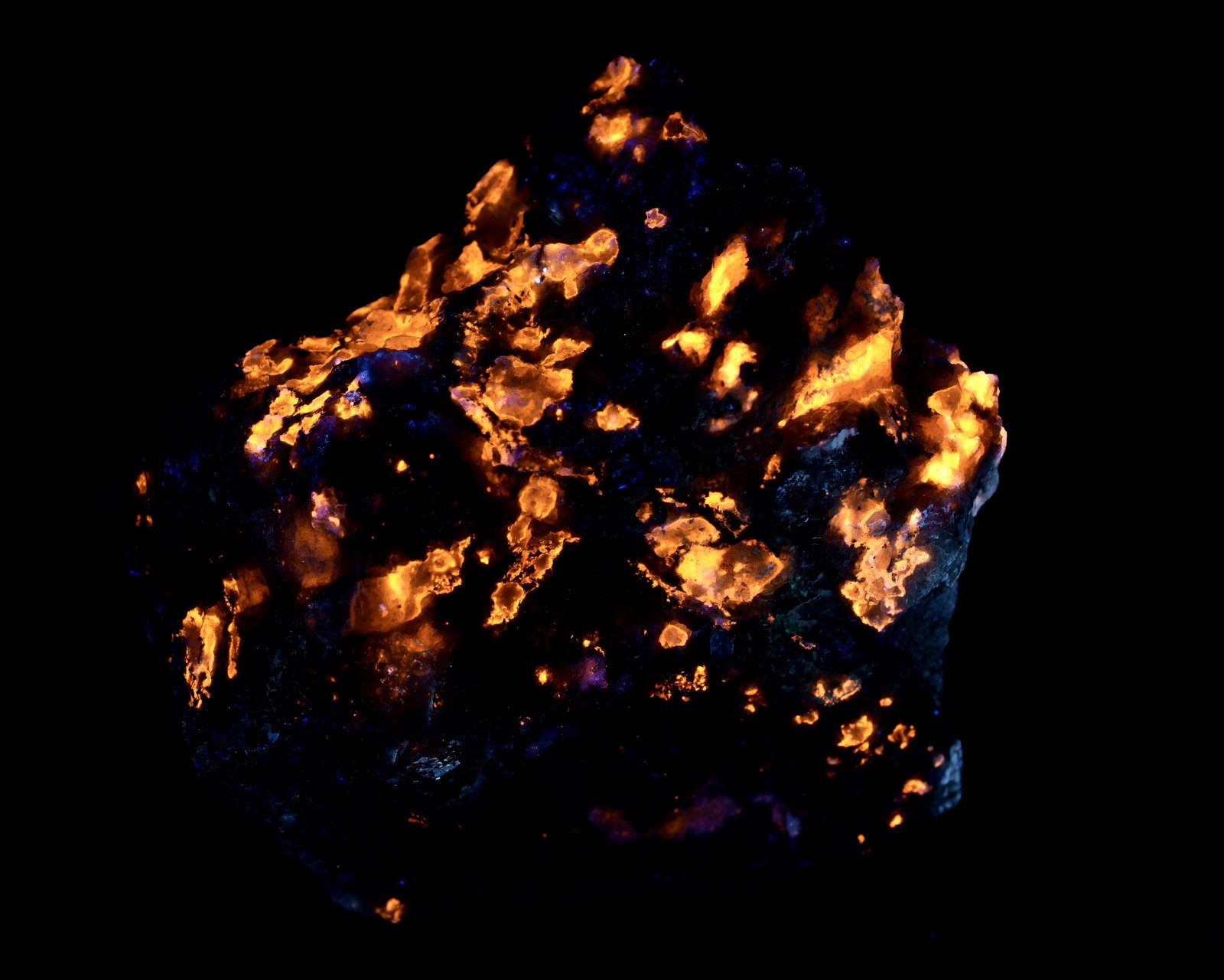 Tugtupita, Sodalita, Analcima, Chkalovita, Aegirina, Arfvedsonita.
75 x 75 x 50 mm
(Autor: UVmineral)