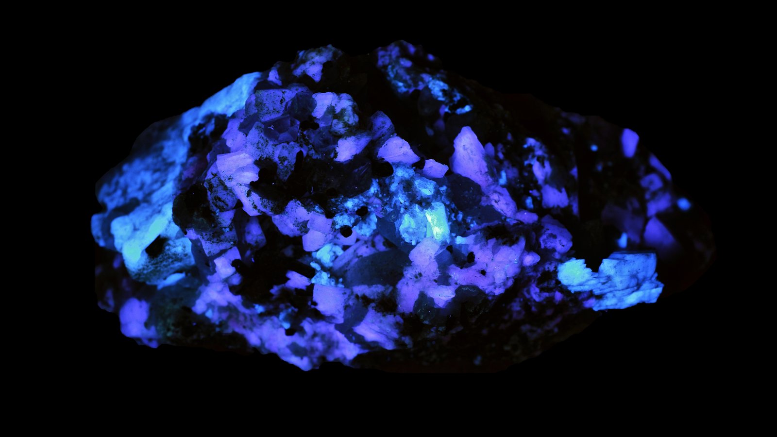 Microclina, Chorlo, Cuarzo
8 x 4 cm
(Autor: UVmineral)