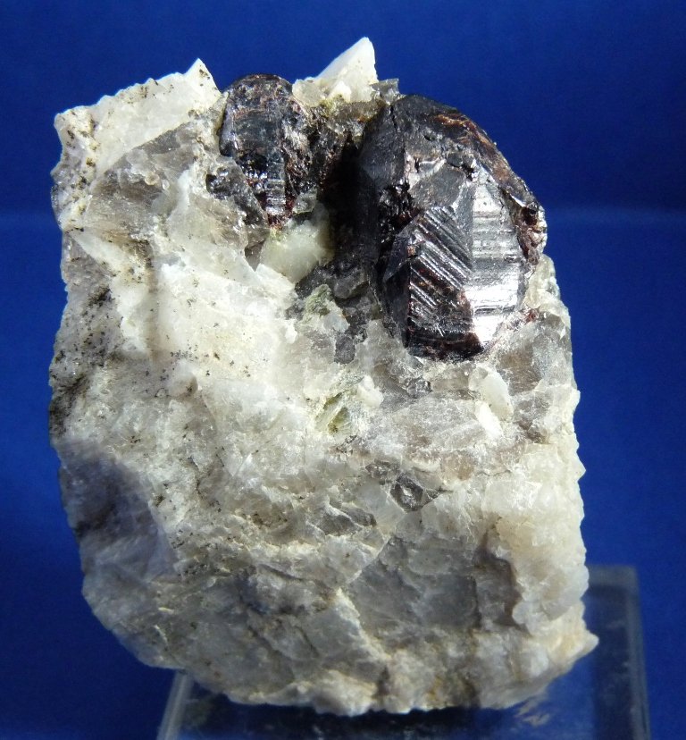 Gadolinita-(Y)
50x35mcm.; cristal 20x15 mm.
(Autor: Jesus Franquesa Baucells)