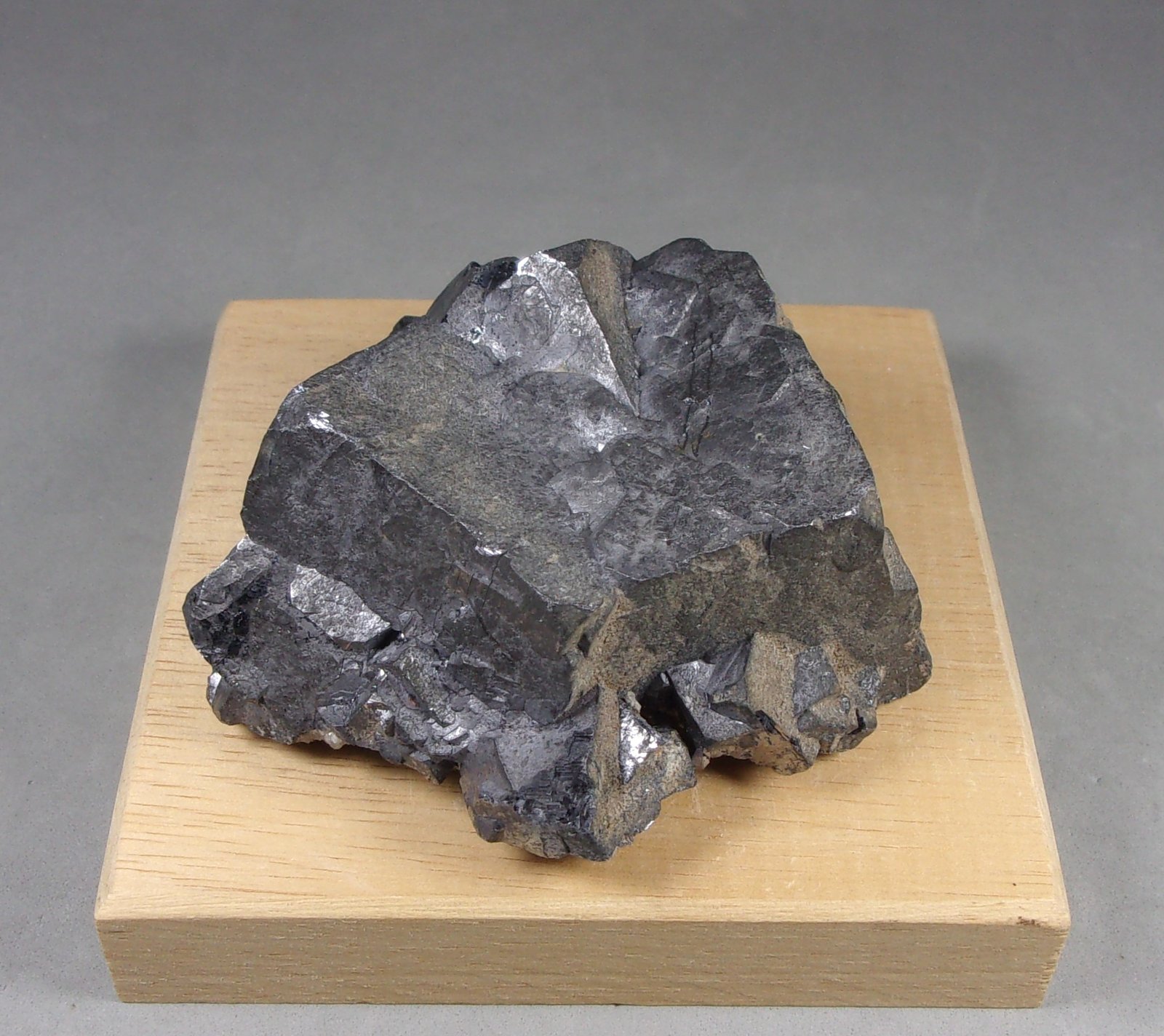 Galena
7 x 6,3 x 3,4 cm. 430,6 g.
(Autor: J. G. Alcolea)