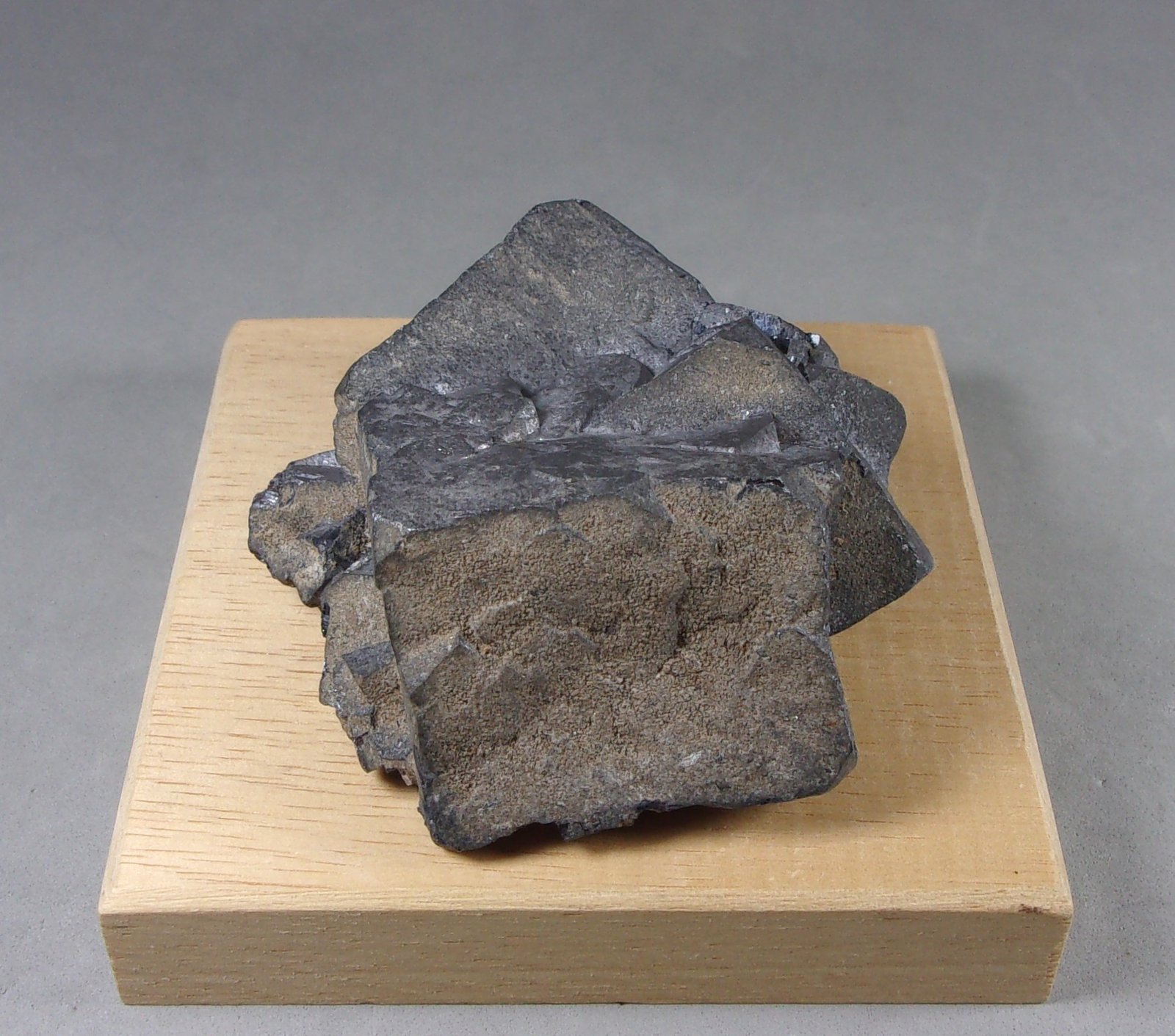 Galena
7 x 6,3 x 3,4 cm. 430,6 g.
(Autor: J. G. Alcolea)