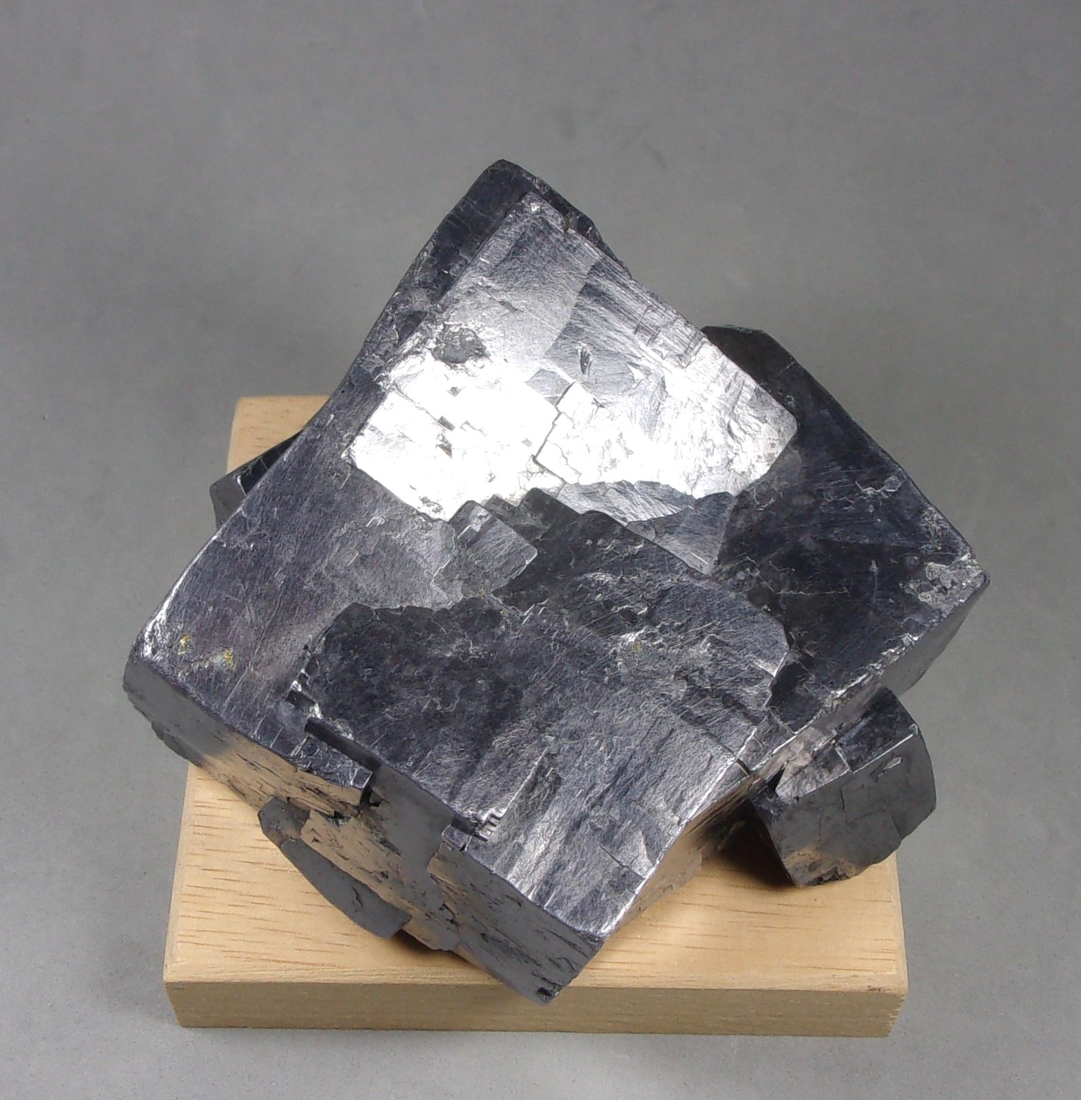 Galena
8,9 x 7,6 x 5 cm. 1.334 g.
(Autor: J. G. Alcolea)