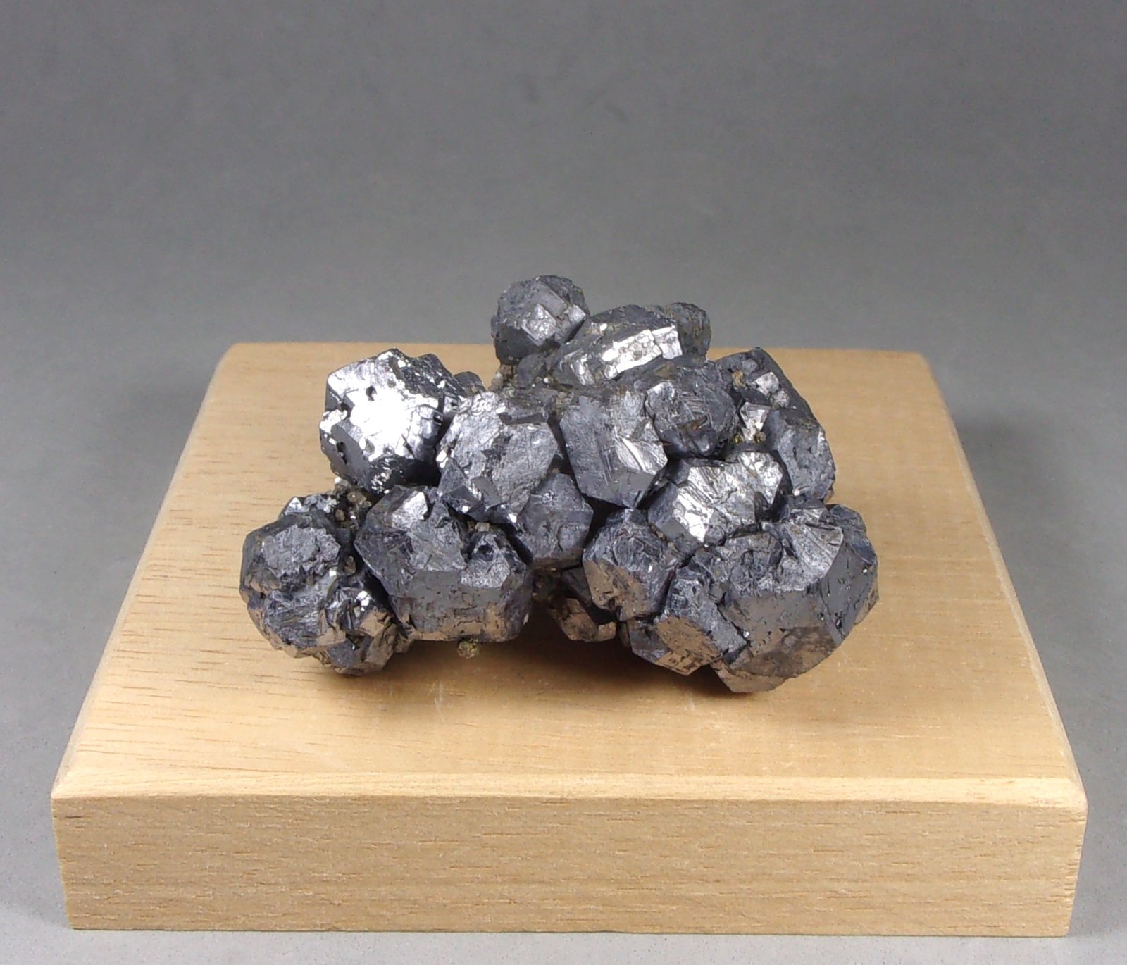 Galena
5,5 x 3,8 x 2,8 cm. 125 g.
(Autor: J. G. Alcolea)