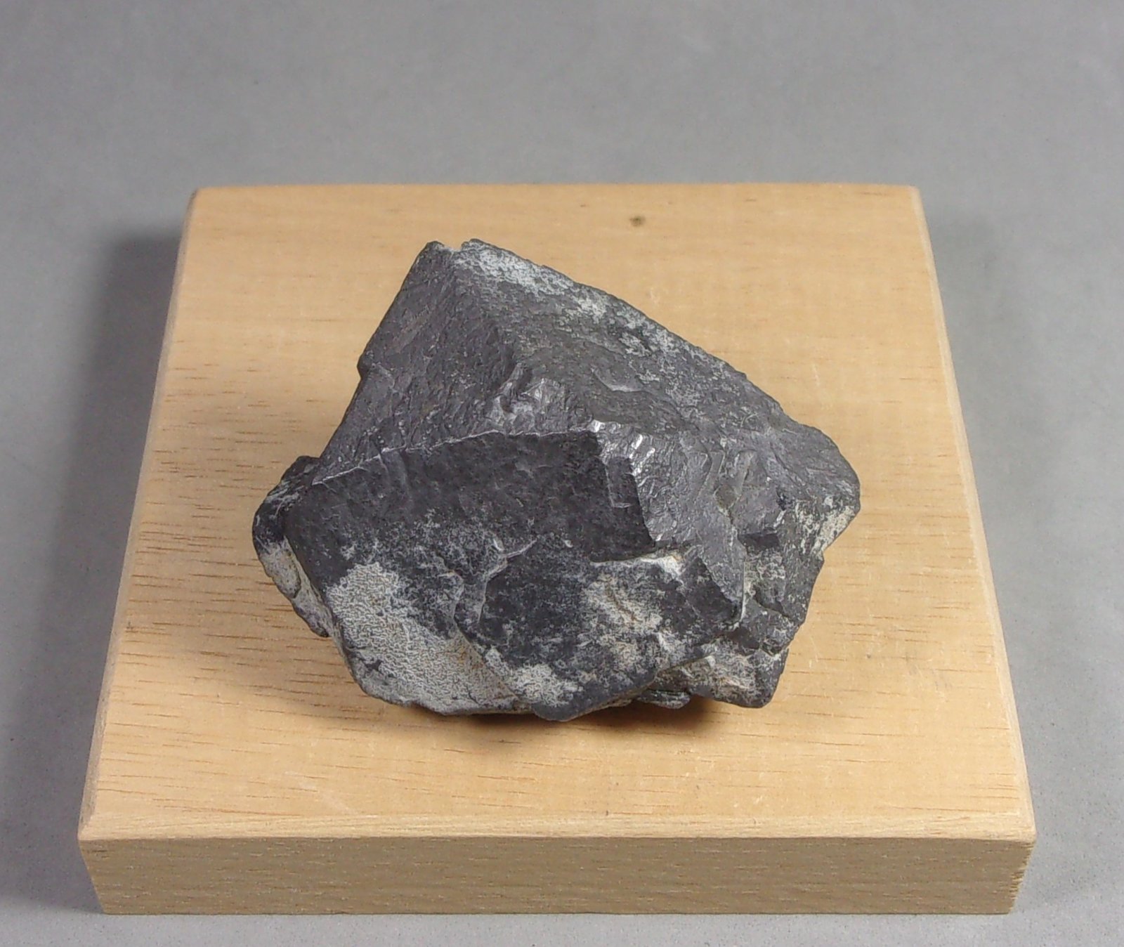 Galena
4,8 x 3,5 x 2,5 cm. 201,2 g.
(Autor: J. G. Alcolea)