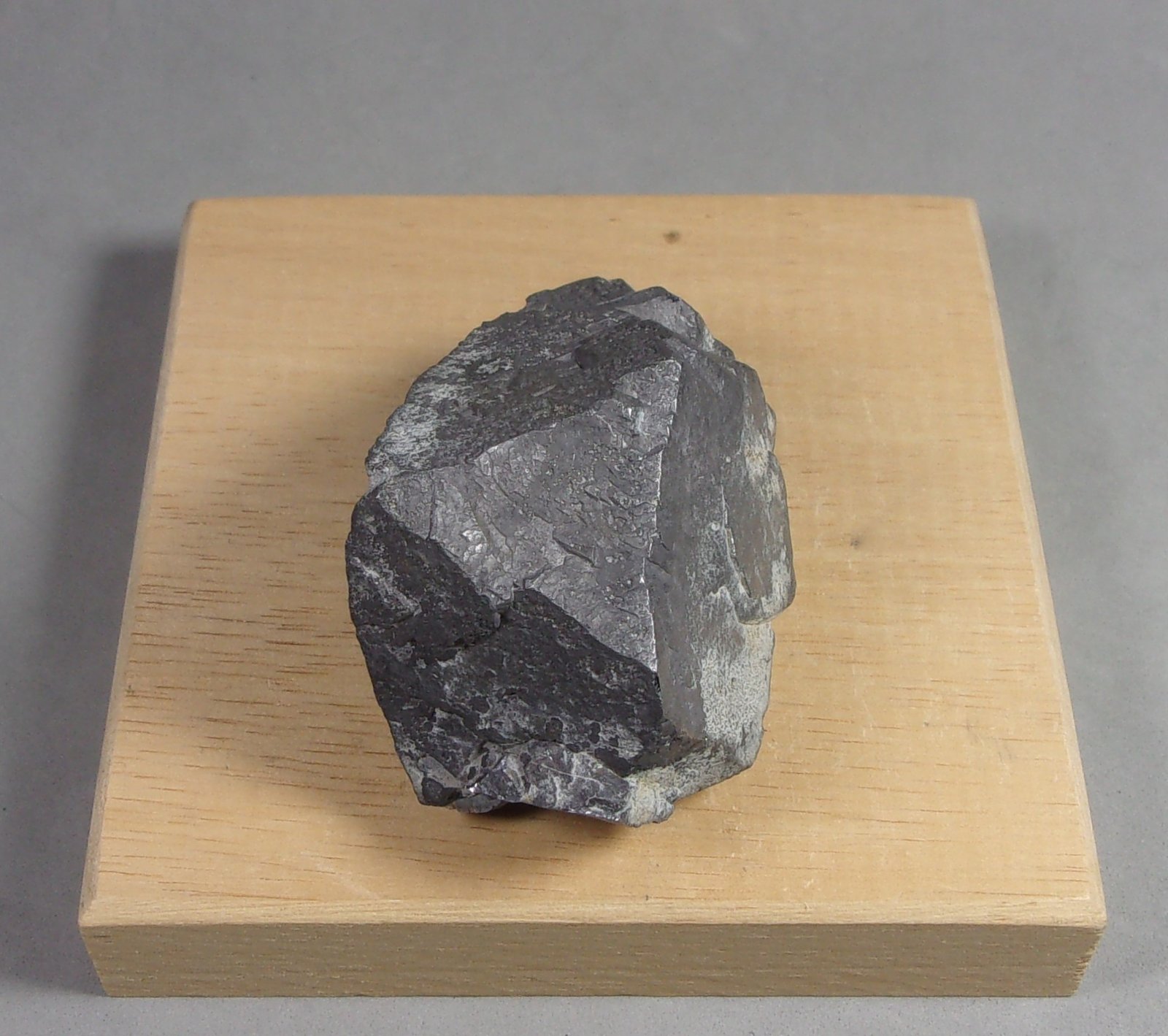 Galena
4,8 x 3,5 x 2,5 cm. 201,2 g.
(Autor: J. G. Alcolea)
