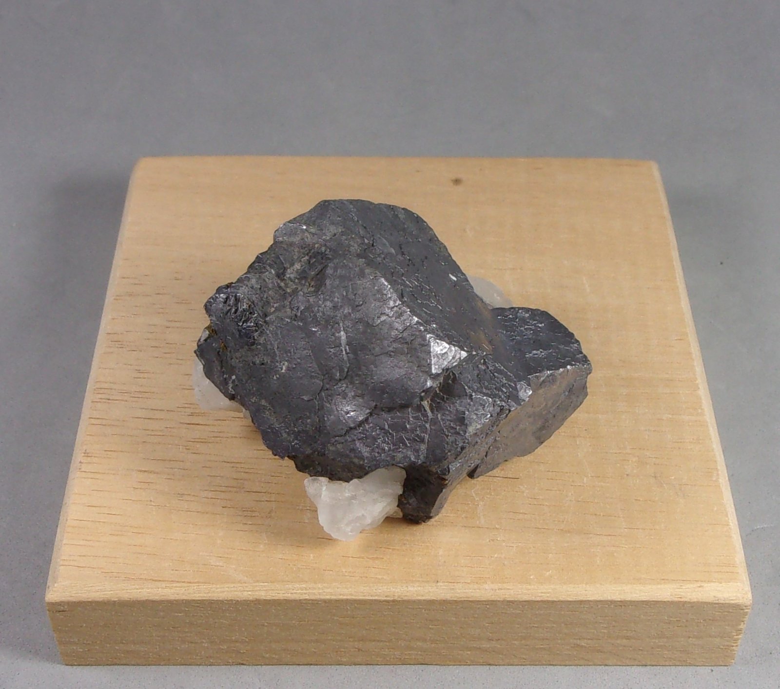 Galena
4,1 x 4,2 x 3,4 cm. 171,8 g.
(Autor: J. G. Alcolea)