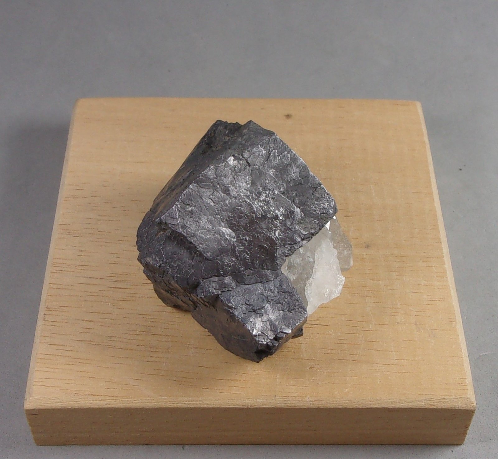 Galena
4,1 x 4,2 x 3,4 cm. 171,8 g.
(Autor: J. G. Alcolea)