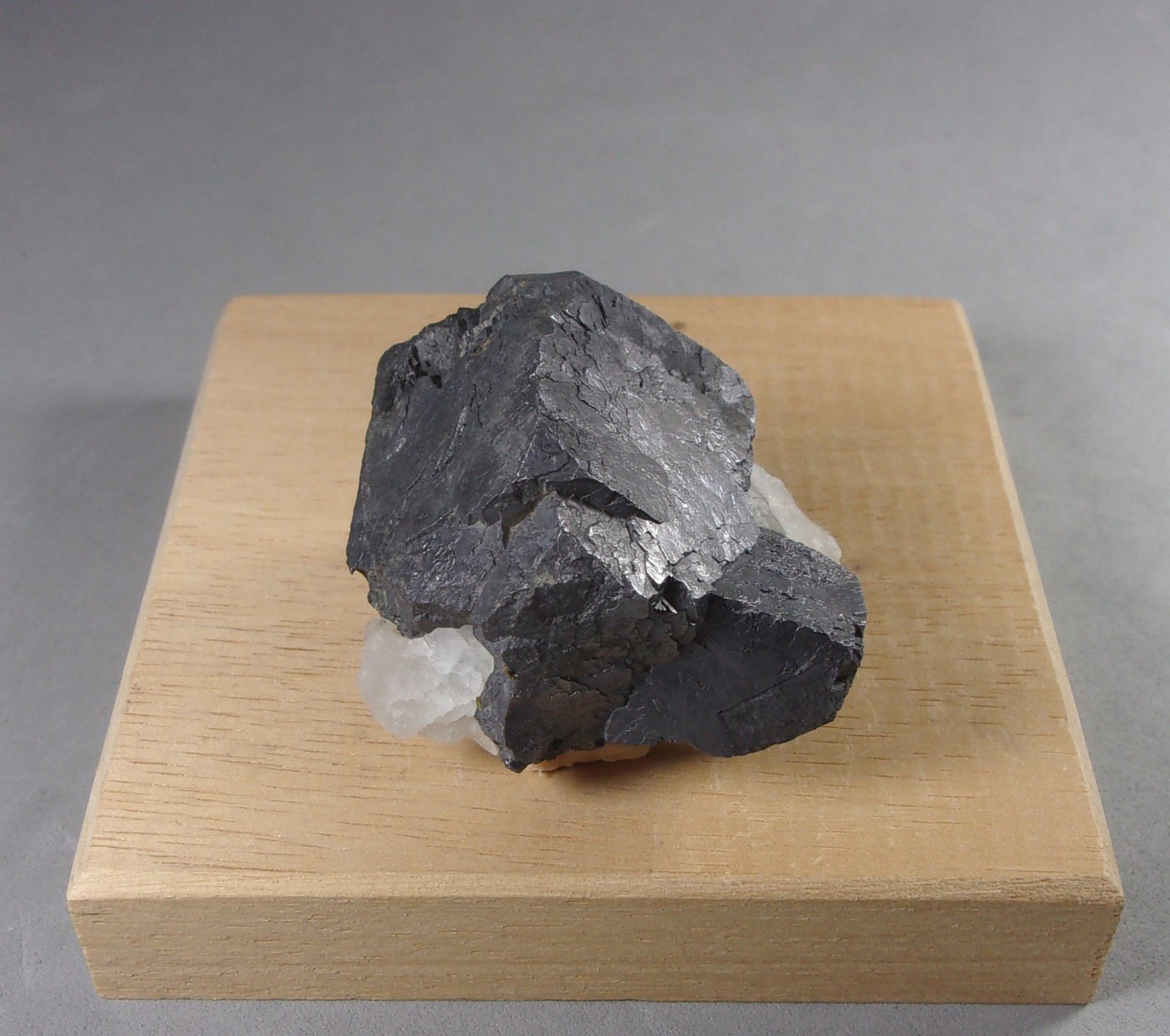 Galena
4,1 x 4,2 x 3,4 cm. 171,8 g.
(Autor: J. G. Alcolea)