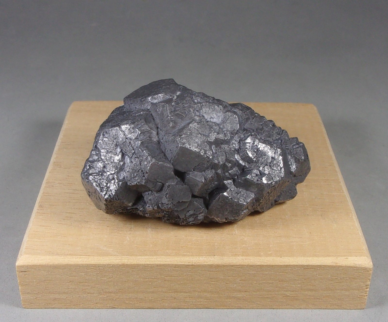 Galena
6 x 4,1 x 3,2 cm. 258 g.
(Autor: J. G. Alcolea)