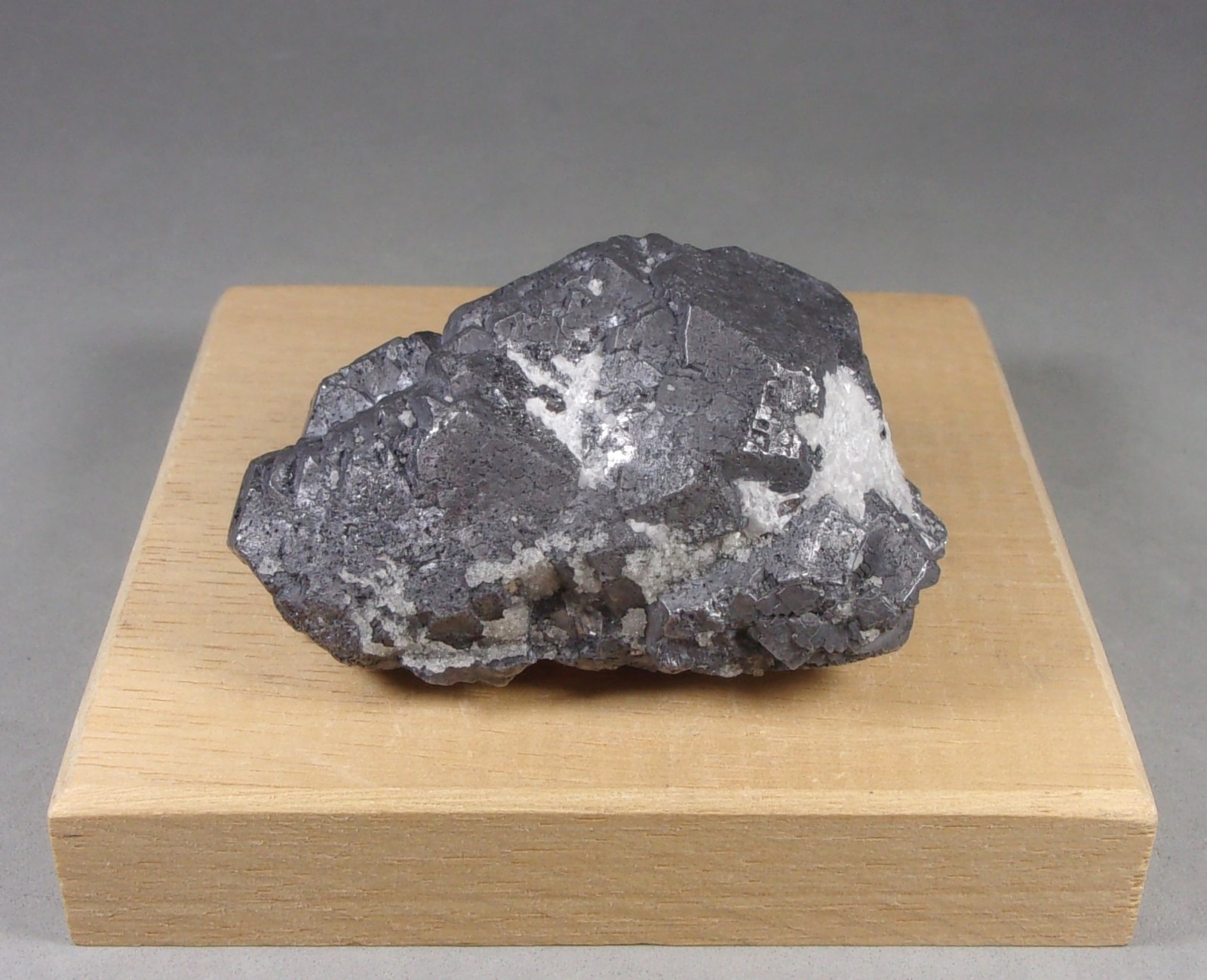 Galena
6 x 4,1 x 3,2 cm. 258 g.
(Autor: J. G. Alcolea)