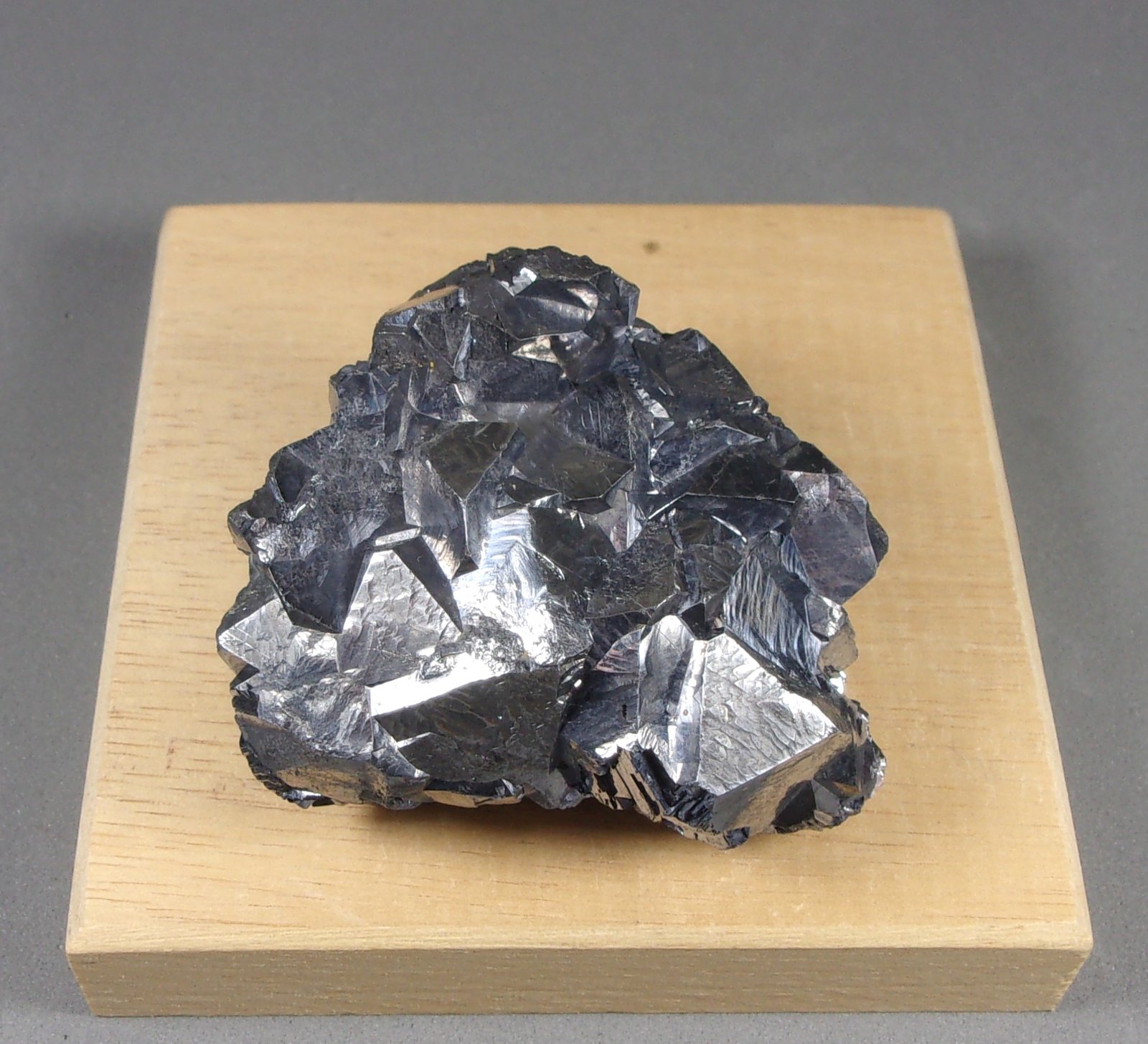 Galena
5,7 x 4,8 x 2,5 cm. 204 g.
(Autor: J. G. Alcolea)