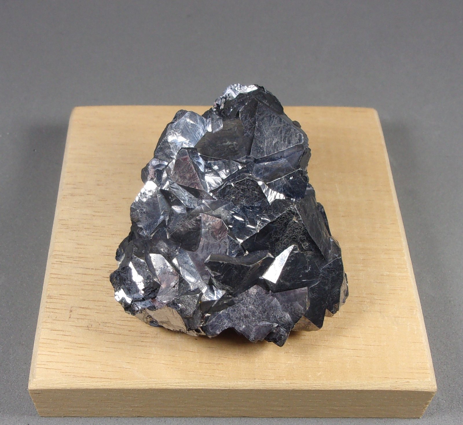 Galena
5,7 x 4,8 x 2,5 cm. 204 g.
(Autor: J. G. Alcolea)