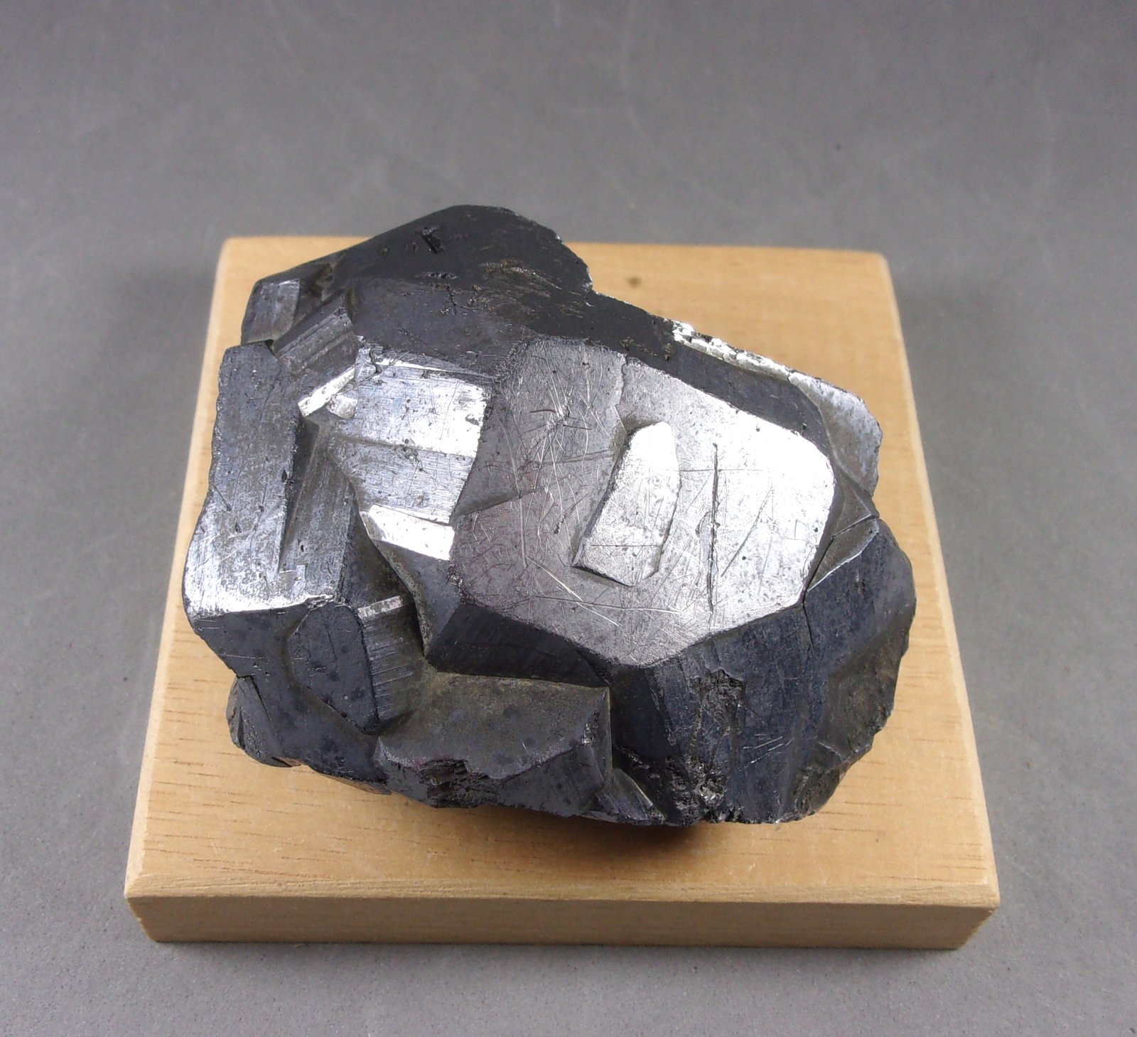 Galena
7 × 5,6 × 4 cm.  525,9 g.
(Autor: J. G. Alcolea)