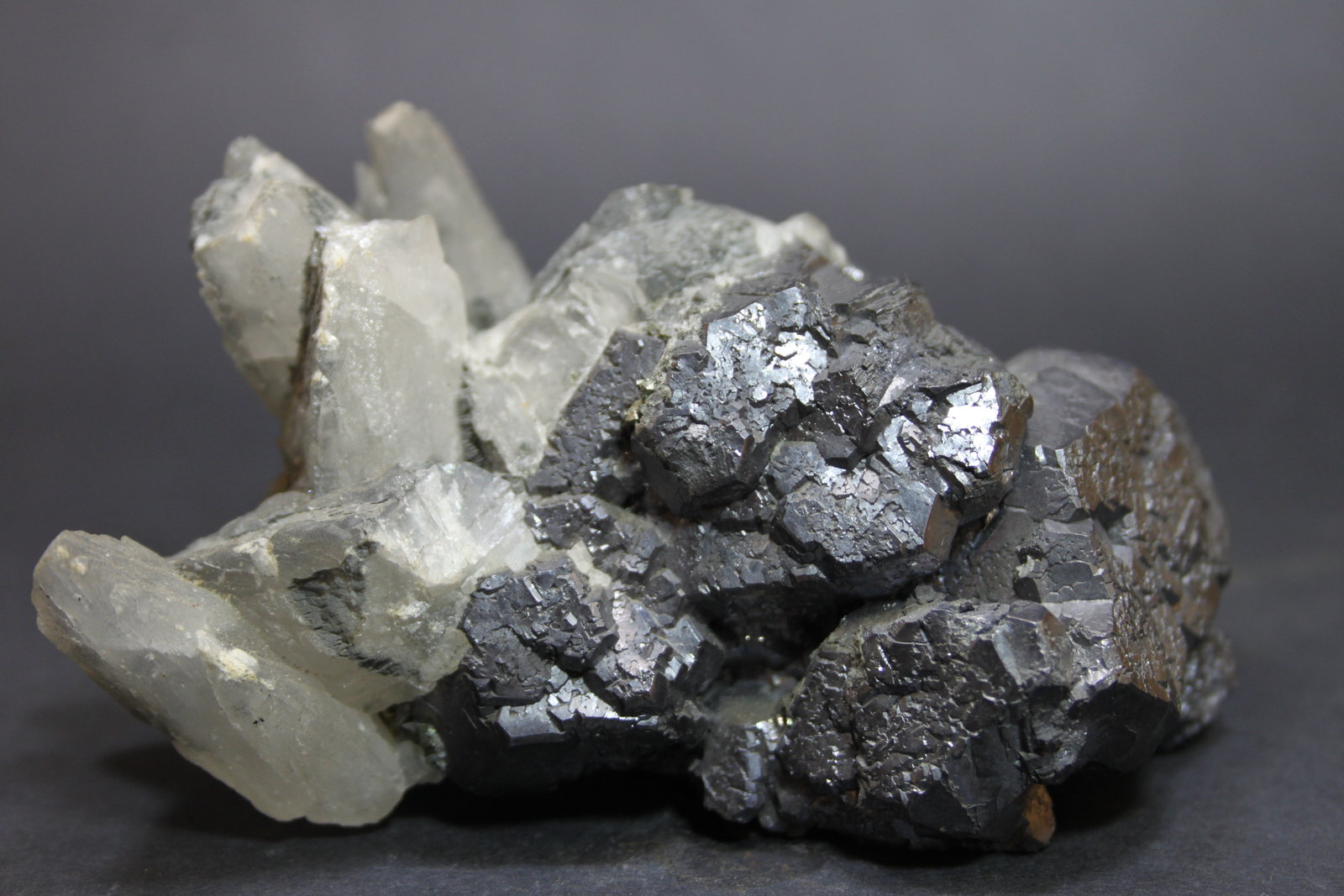 Galena, Calcita
90 x 50 mm.
(Autor: Joaquin Blanco Cortina)