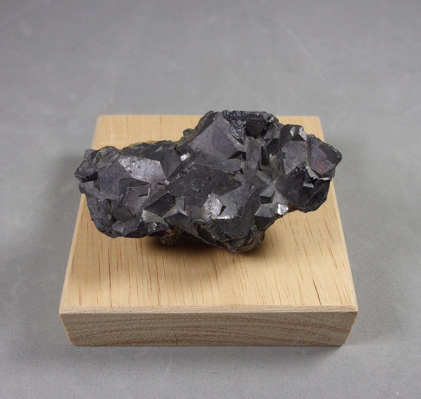 Galena
5 x 2,5 x 2 cm.
(Autor: J. G. Alcolea)