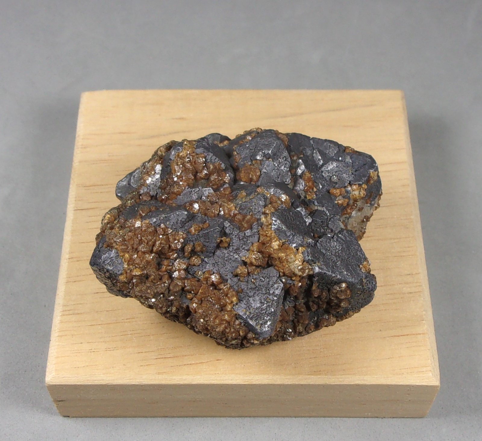 Galena con Esfalerita
4,5 x 4 x 2,6 cm. 152,8 g.
(Autor: J. G. Alcolea)