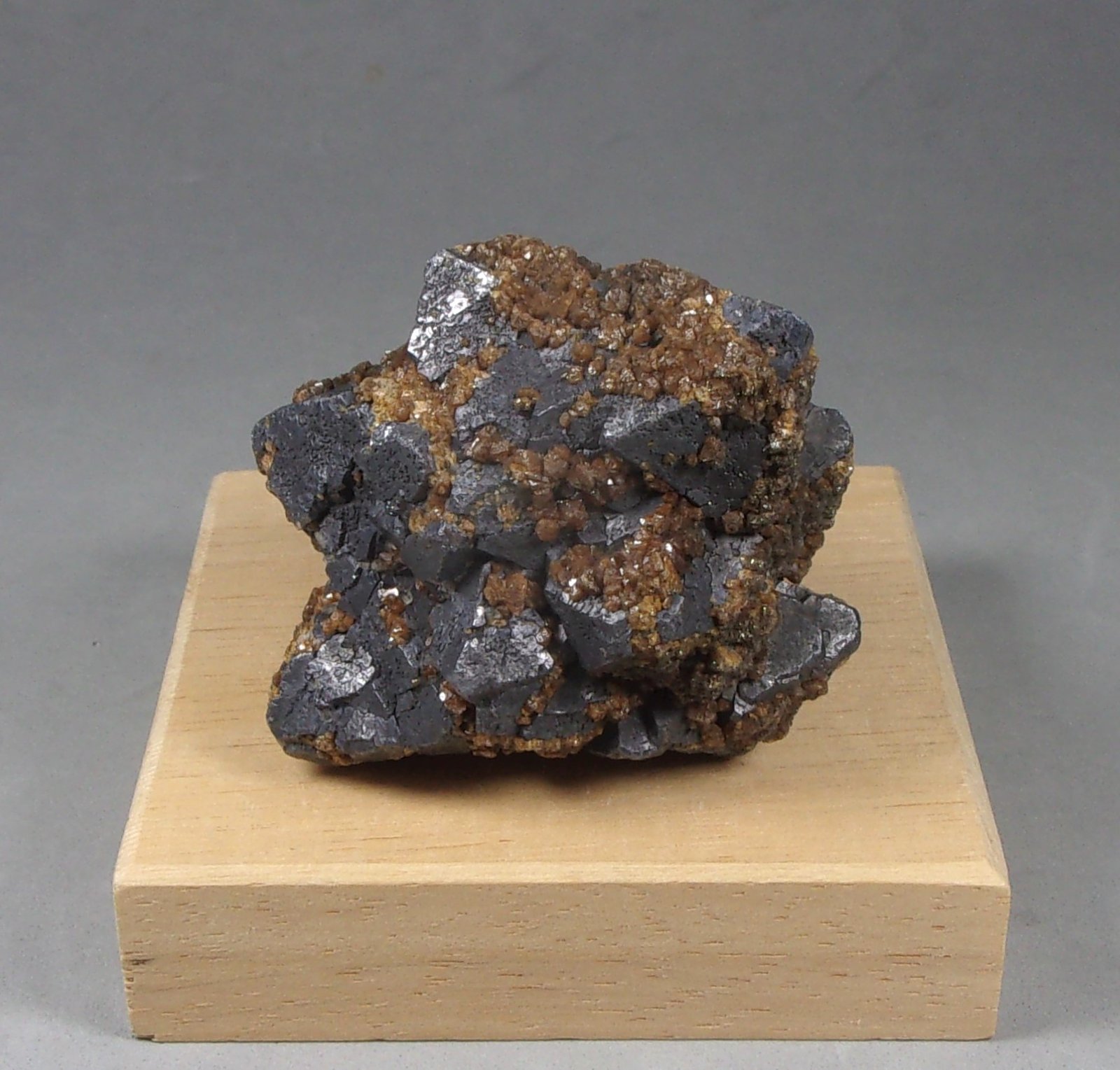 Galena con Esfalerita
4,5 x 4 x 2,6 cm.  152,8 g.
(Autor: J. G. Alcolea)