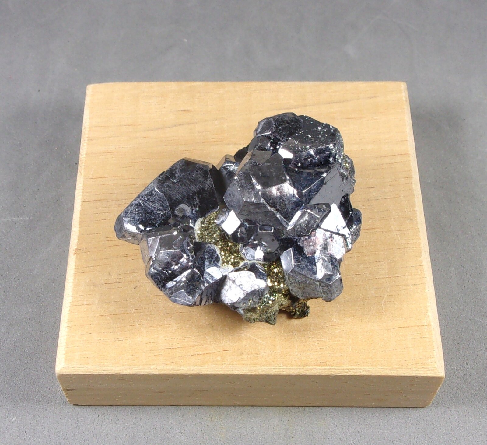 Galena, Pirita
4,2 x 3,4 x 2 cm. Cristal más grande 18 milímetros.
(Autor: J. G. Alcolea)